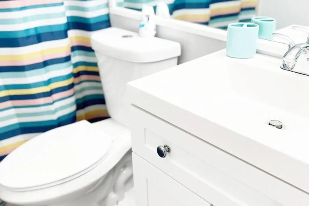 Bathroom in Amazing & cozy Duplex near Zoo Miami !