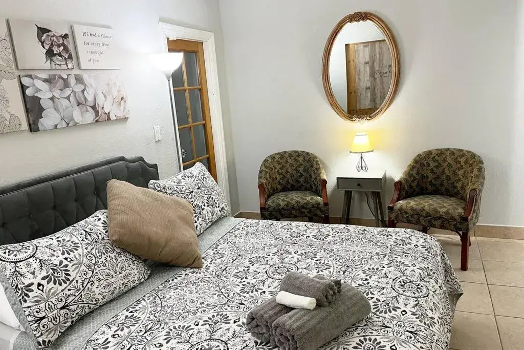 Bedroom, Bed in Amazing & cozy Duplex near Zoo Miami ! Bedroom, Bed in Amazing & cozy Duplex near Zoo Miami !