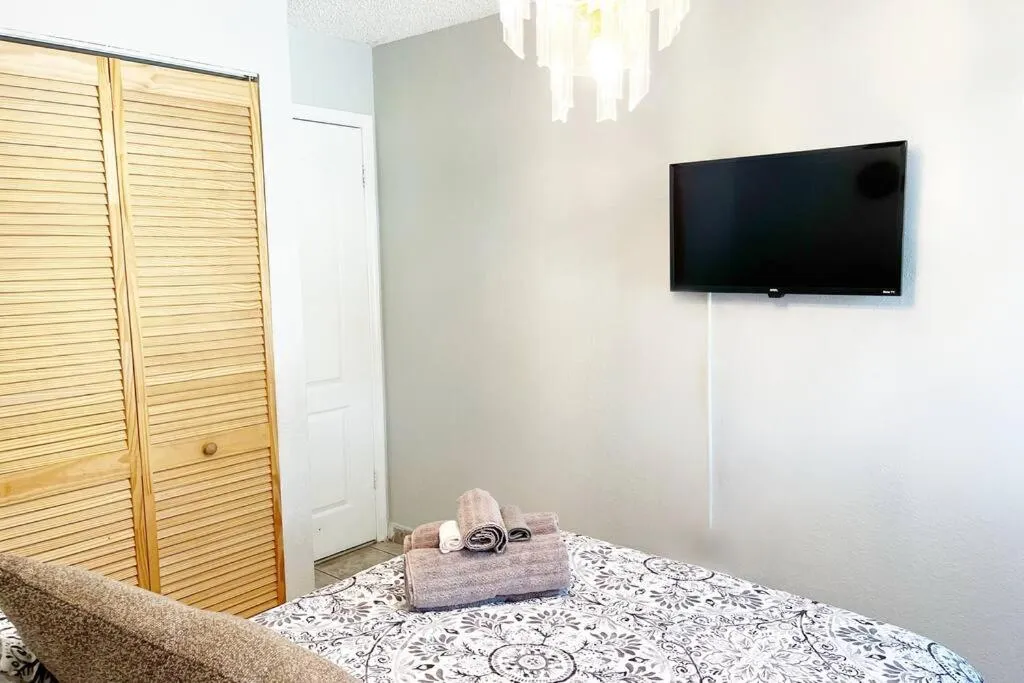 Bedroom, Bed in Amazing & cozy Duplex near Zoo Miami !