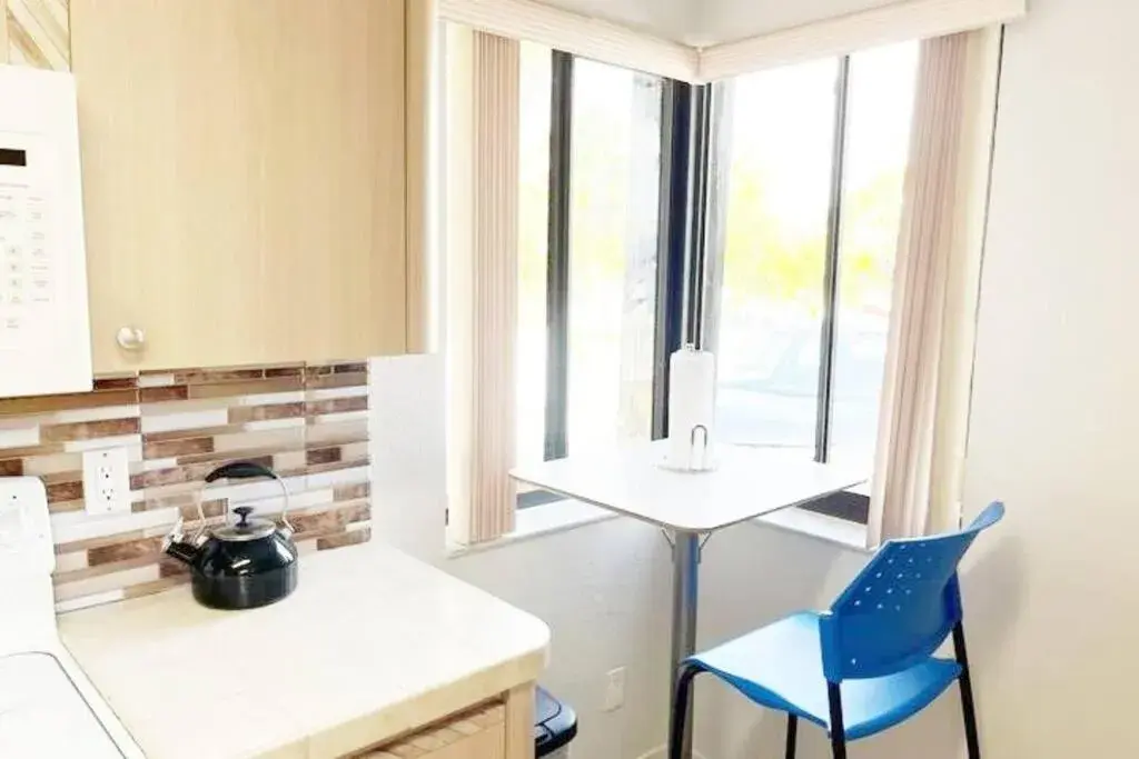 Kitchen or kitchenette in Amazing & cozy Duplex near Zoo Miami ! Kitchen or kitchenette in Amazing & cozy Duplex near Zoo Miami !