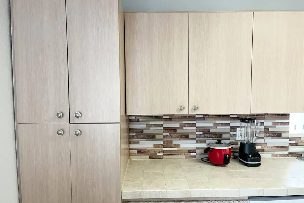 Kitchen or kitchenette in Amazing & cozy Duplex near Zoo Miami !