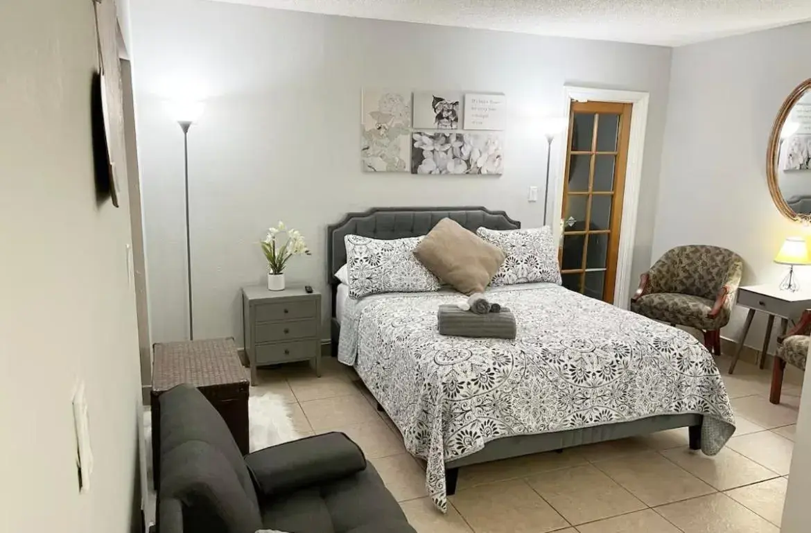 Bedroom, Bed in Amazing & cozy Duplex near Zoo Miami ! Bedroom, Bed in Amazing & cozy Duplex near Zoo Miami !