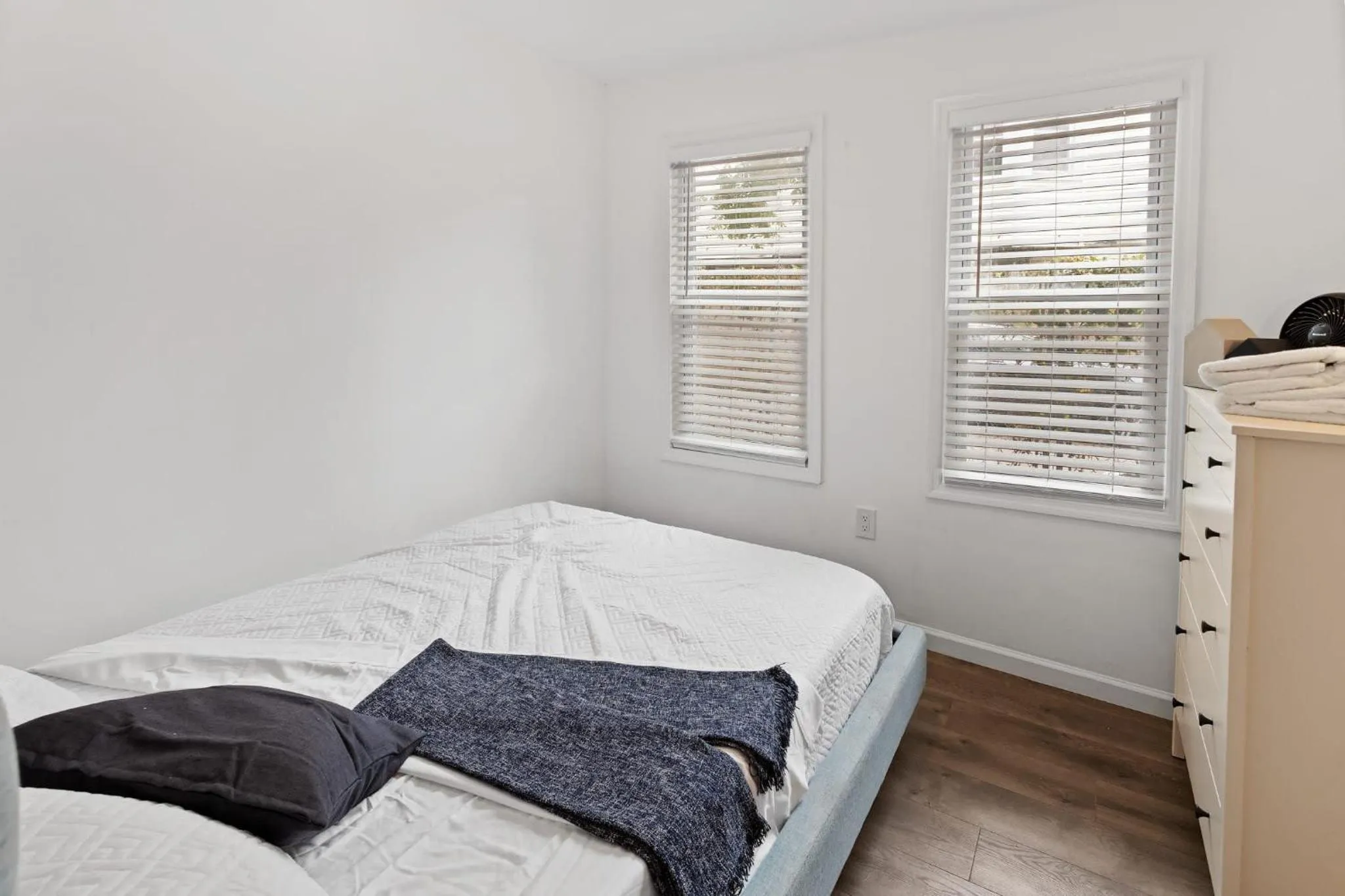 Bed in 9BR Beach Block House with 13 Beds in Central Atlantic City