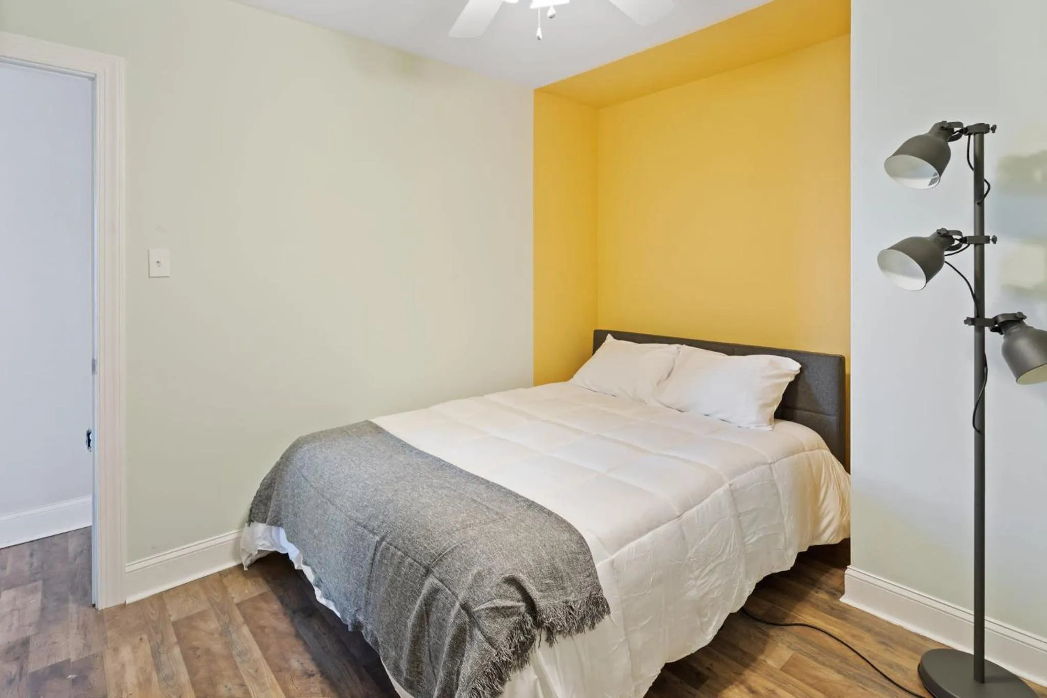 Bed in 9BR Beach Block House with 13 Beds in Central Atlantic City