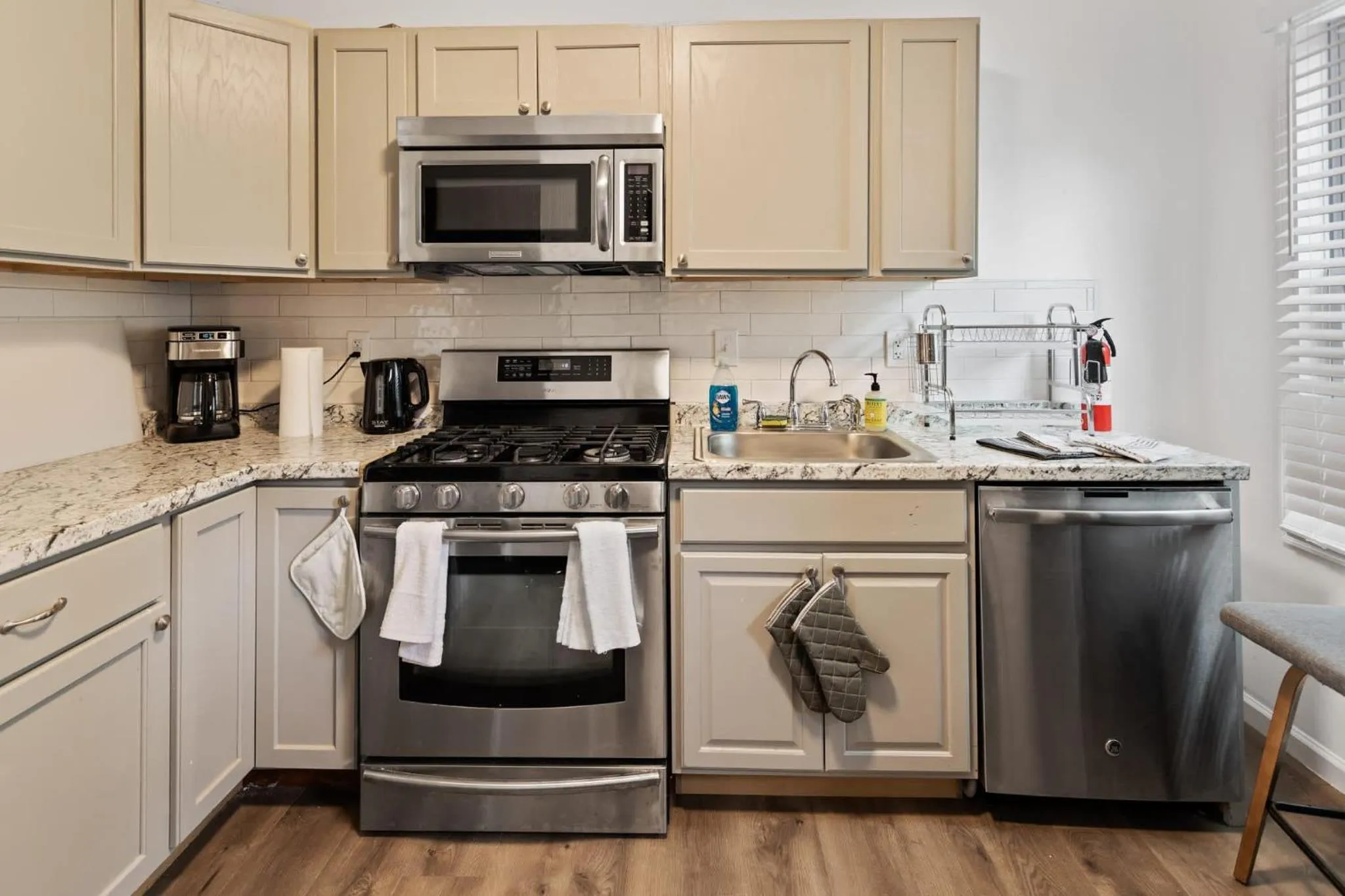 9BR Beach Block House with 13 Beds in Central Atlantic City