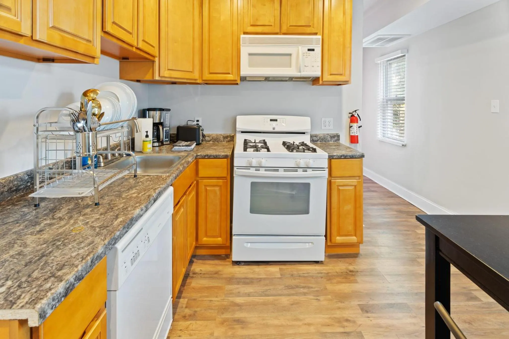 9BR Beach Block House with 13 Beds in Central Atlantic City