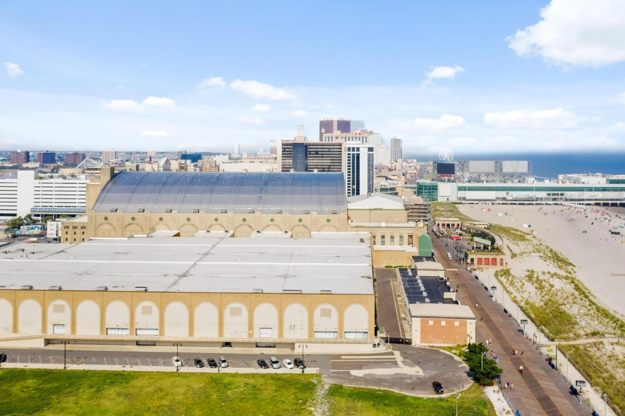 9BR Beach Block House with 13 Beds in Central Atlantic City