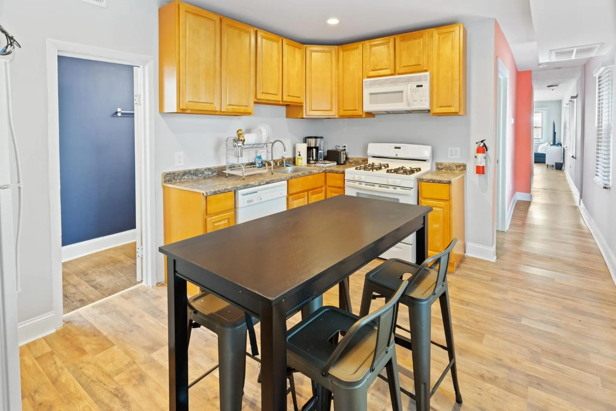 9BR Beach Block House with 13 Beds in Central Atlantic City