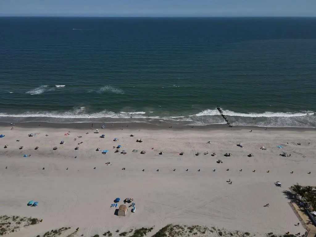 9BR Beach Block House with 13 Beds in Central Atlantic City