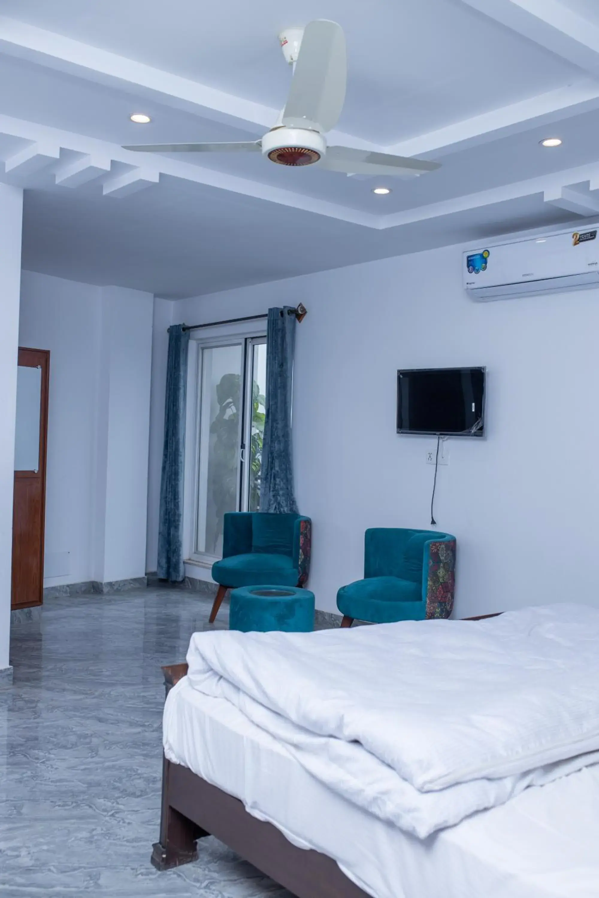 King Room with Balcony in Regal Residency King Room with Balcony in Regal Residency