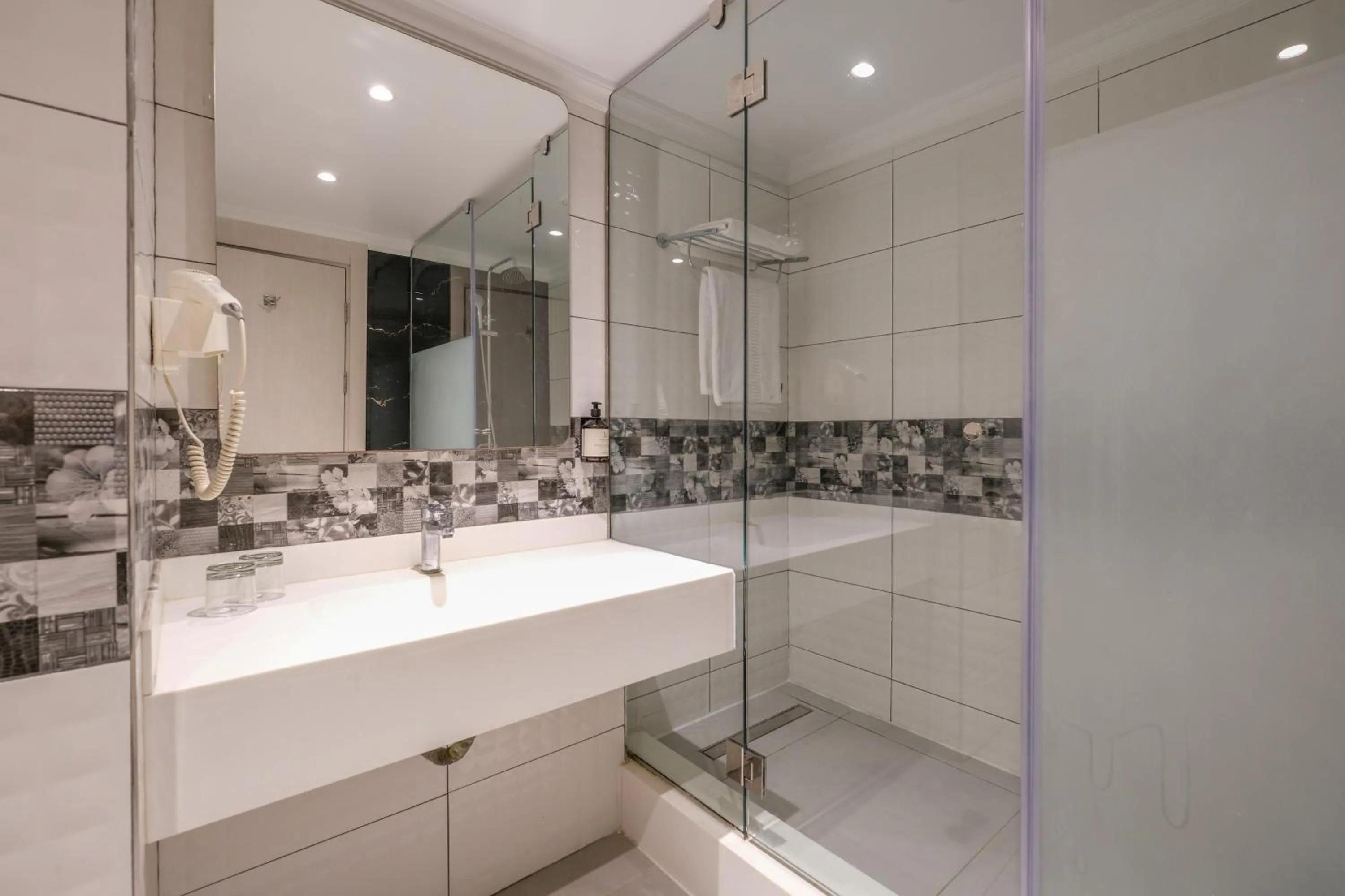 Bathroom in Kenzi Basma