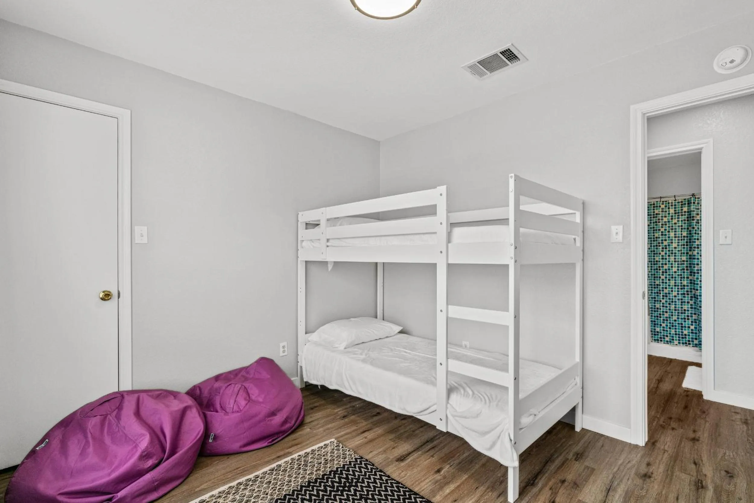 bunk bed, Bed in Modern, family friendly home w garage, huge yard!