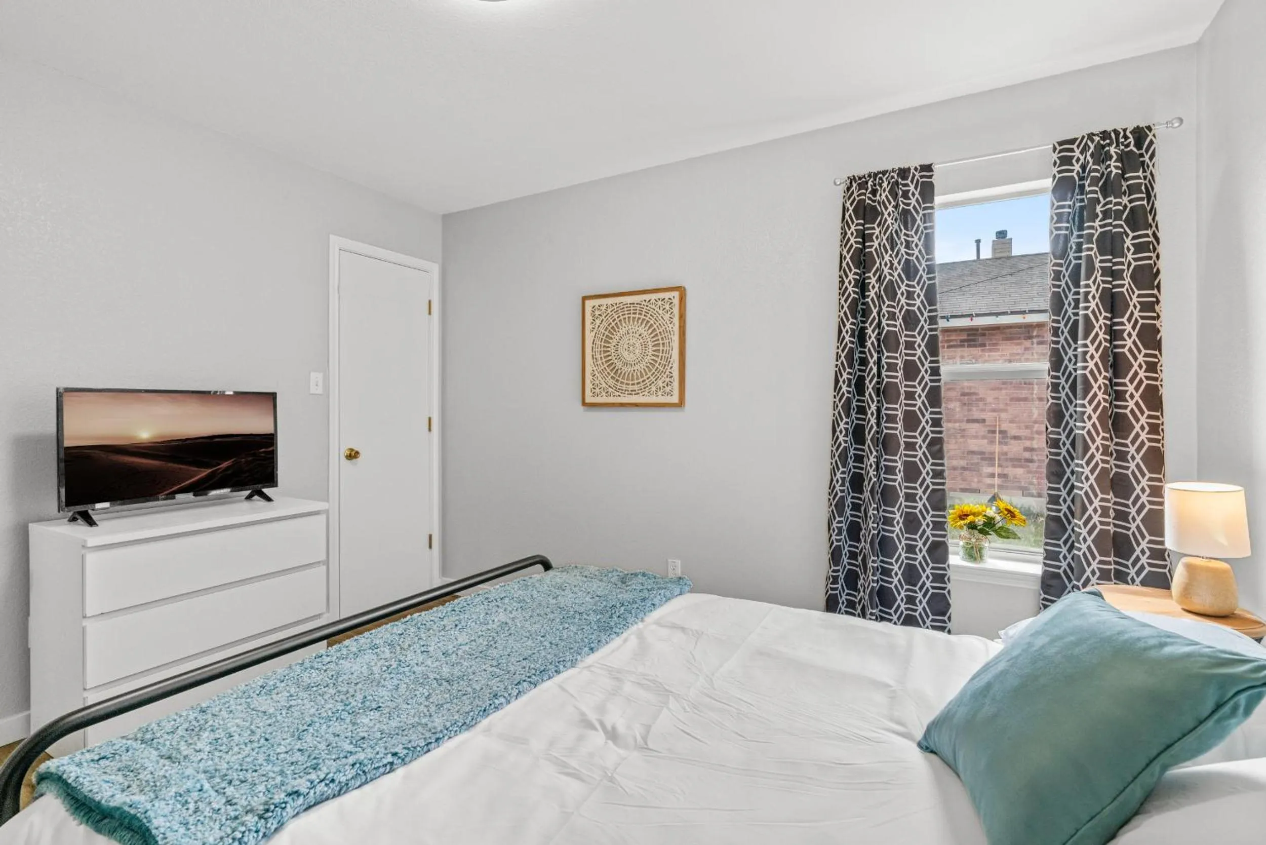 TV and multimedia, Bed in Modern, family friendly home w garage, huge yard!