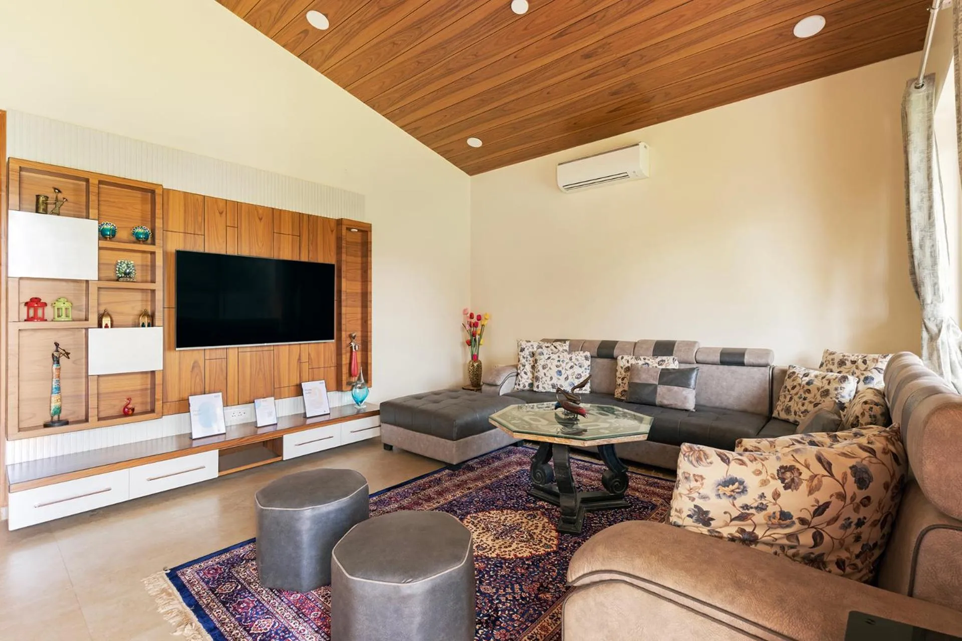 Inaayat Villa by StayVista - Luxe Retreat with Pool & Garden