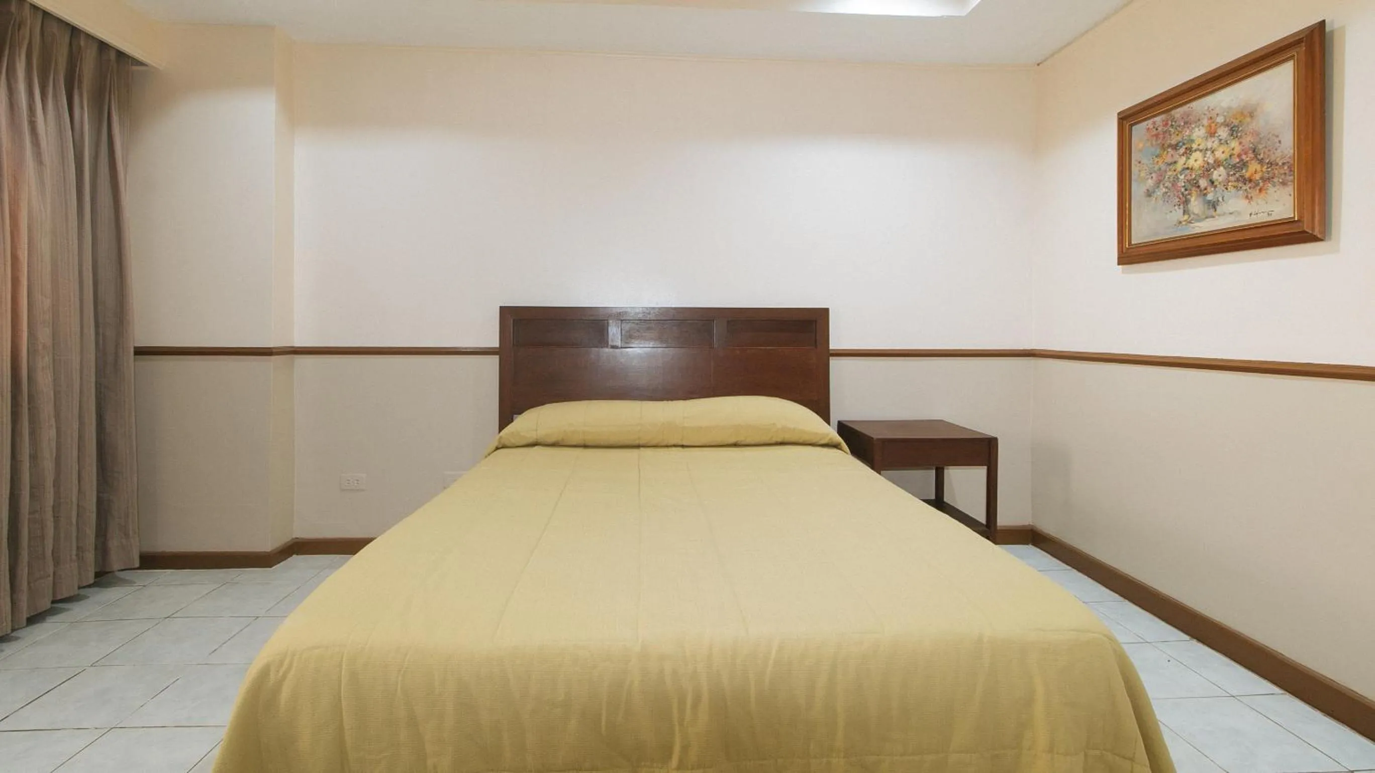 Photo of the whole room, Bed in Garden Plaza Hotel Manila