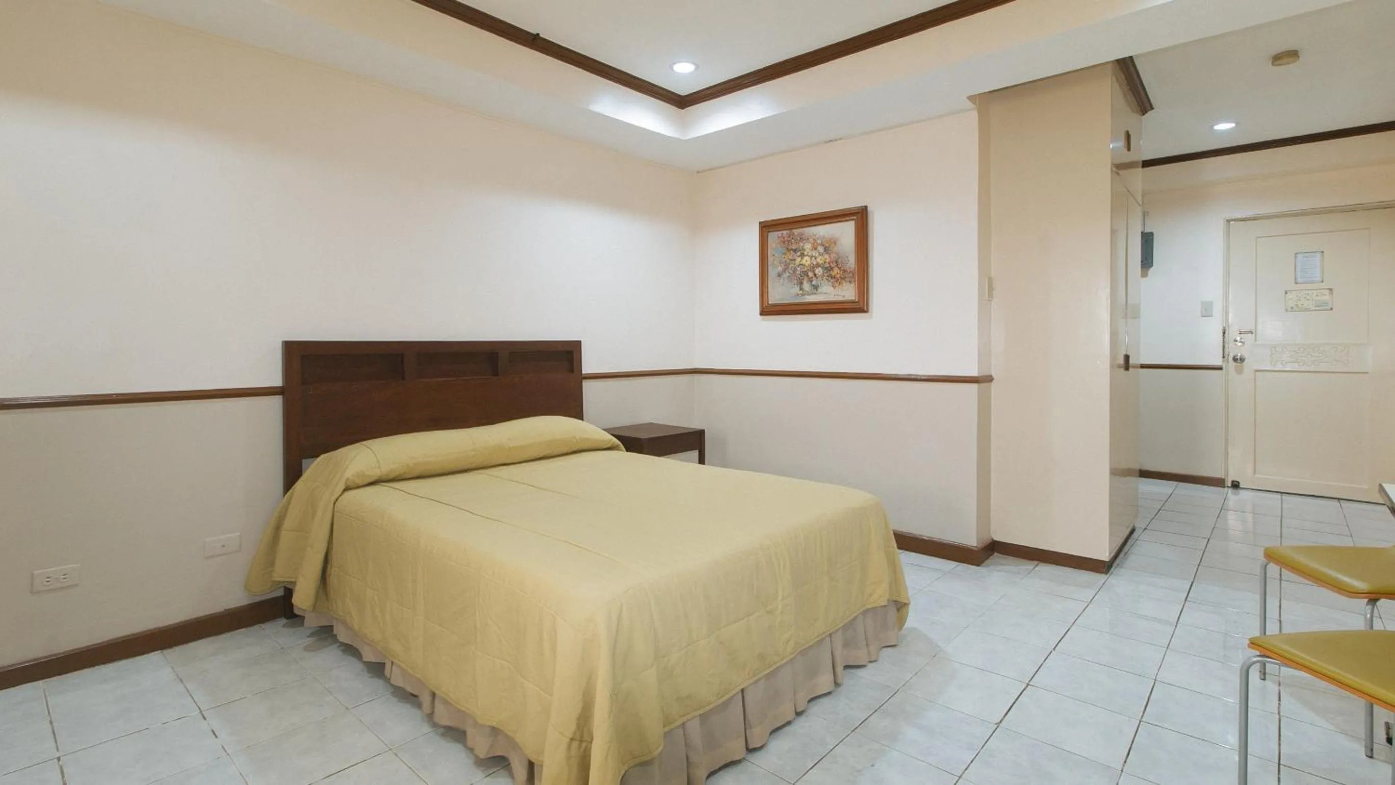 Photo of the whole room, Bed in Garden Plaza Hotel Manila