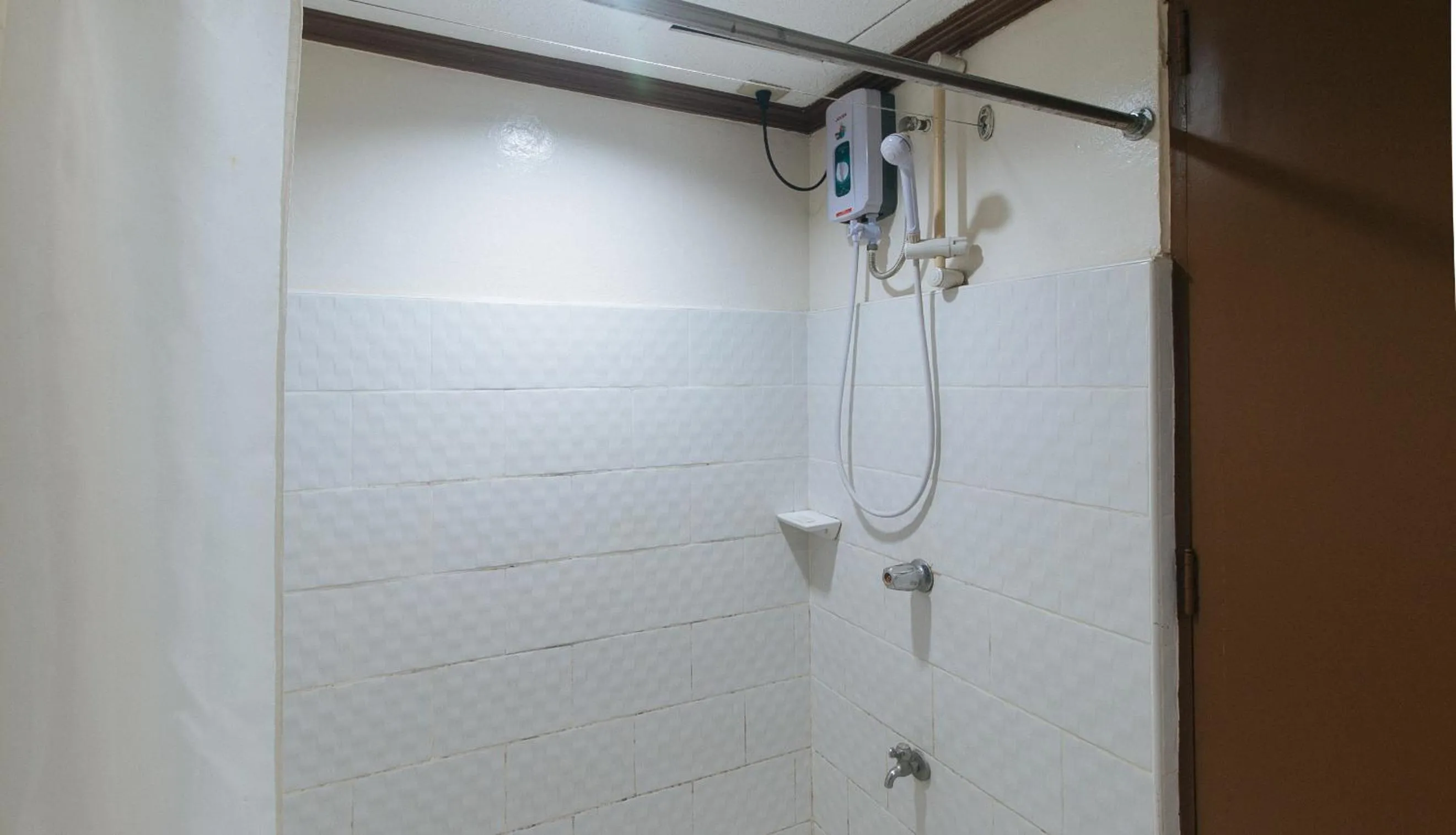 Shower in Garden Plaza Hotel Manila