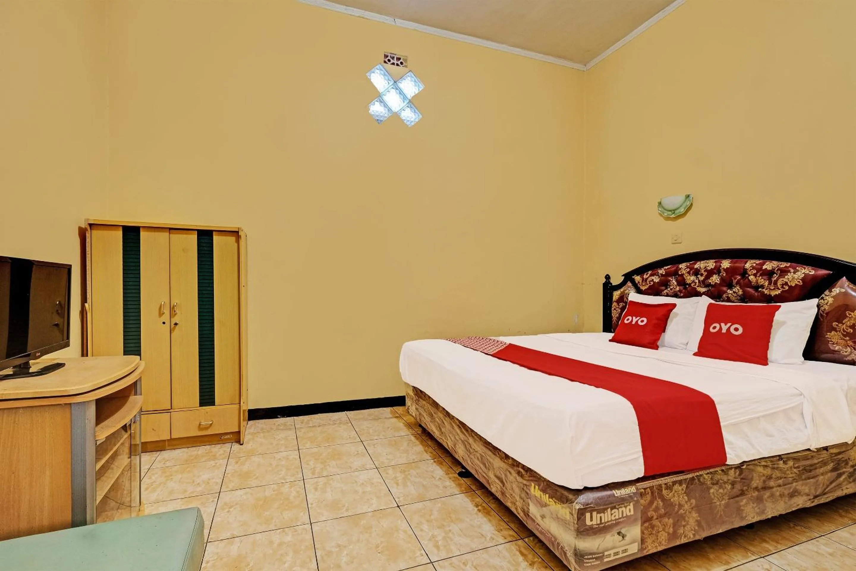 Bedroom in OYO 92406 Hotel Renata 1