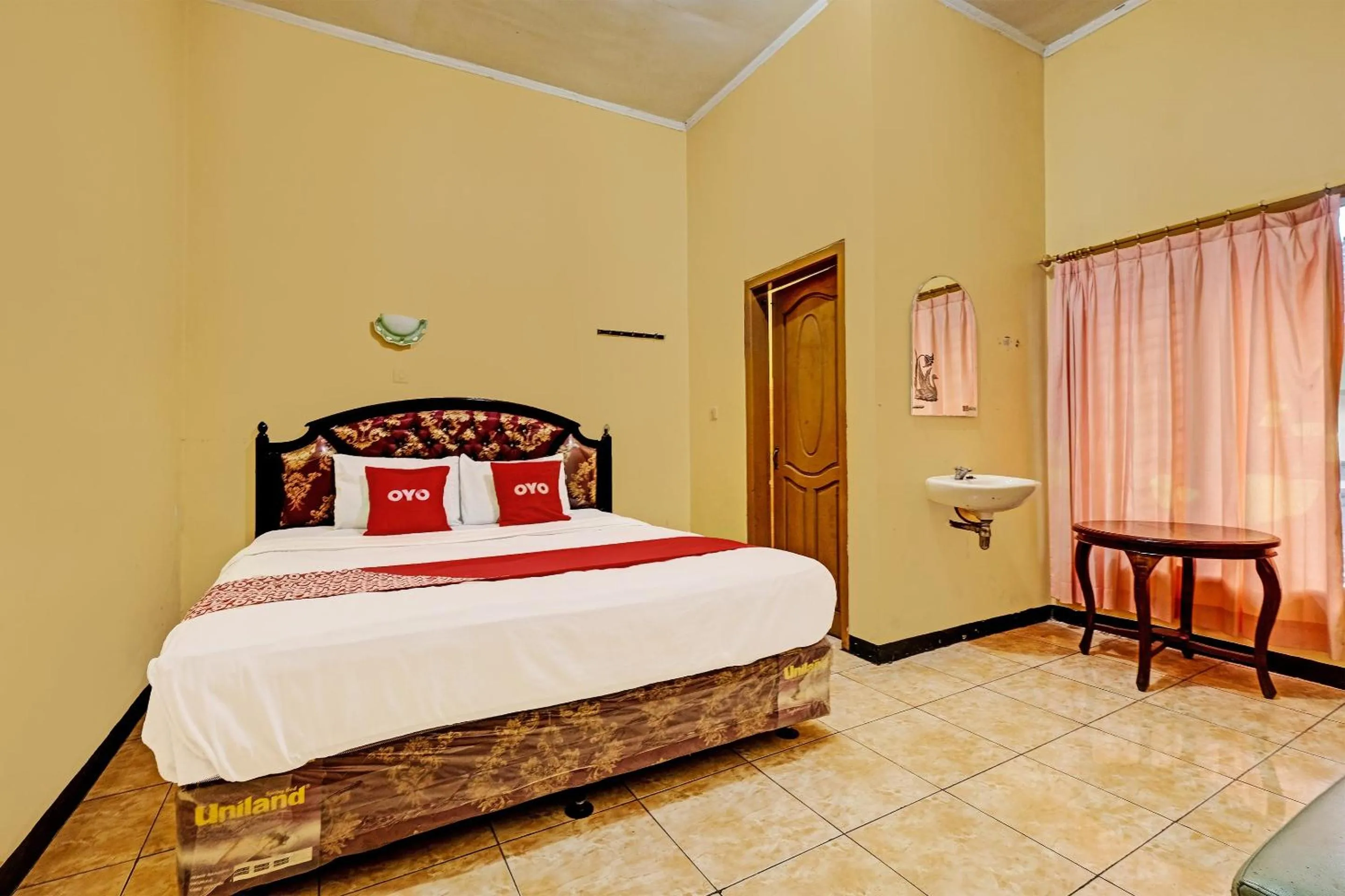 Bedroom in OYO 92406 Hotel Renata 1