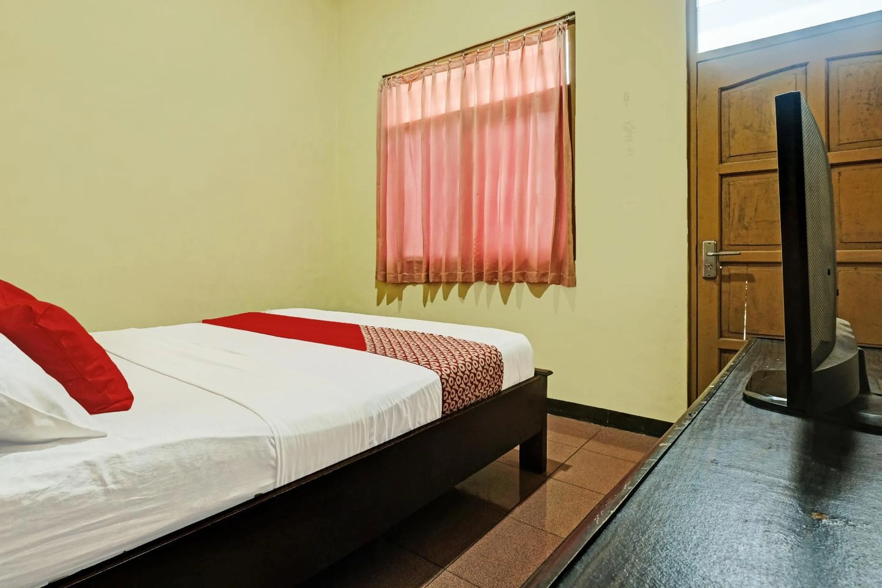 Bedroom in OYO 92406 Hotel Renata 1