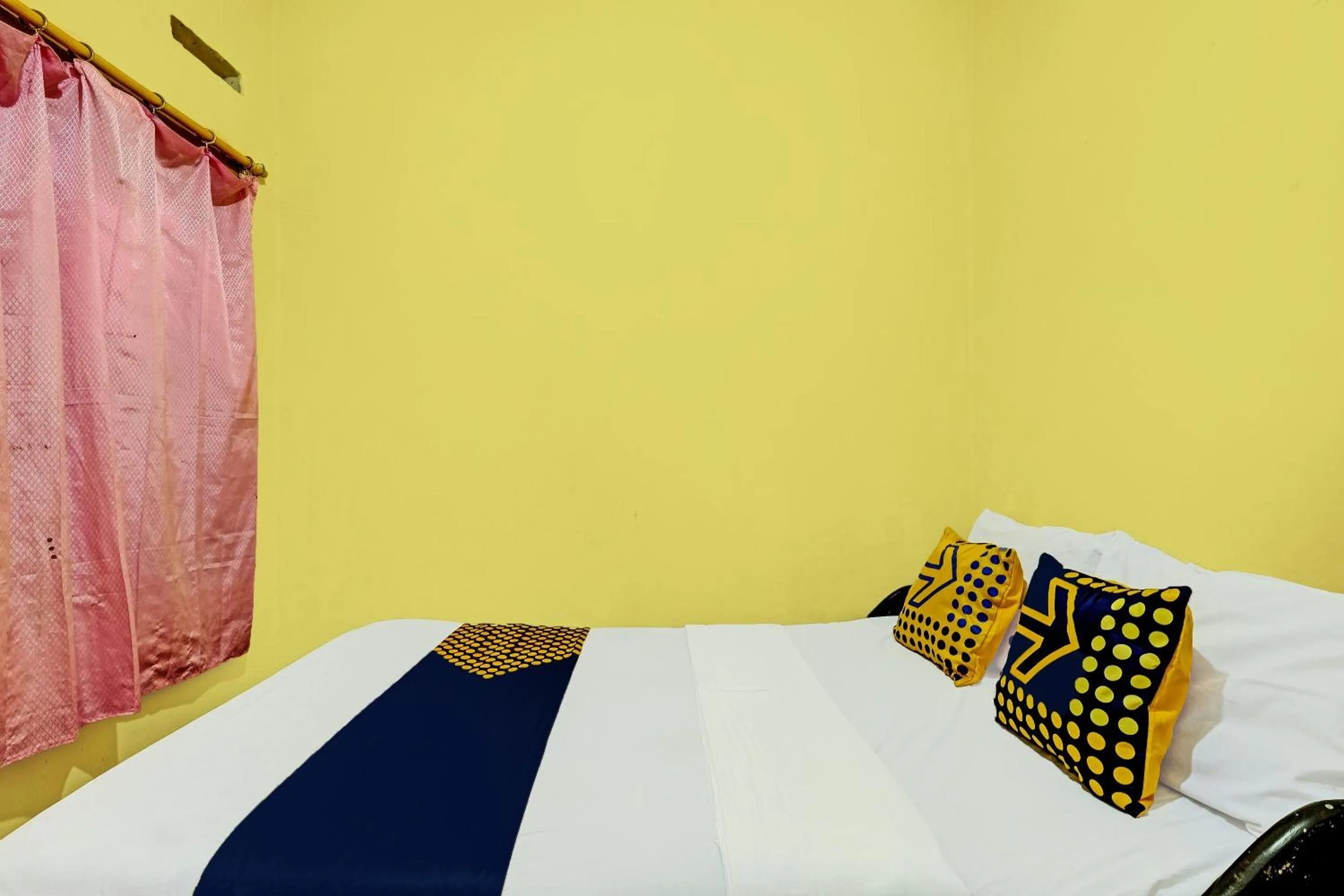 Bedroom in SPOT ON 92414 Hotel Pereng Sari