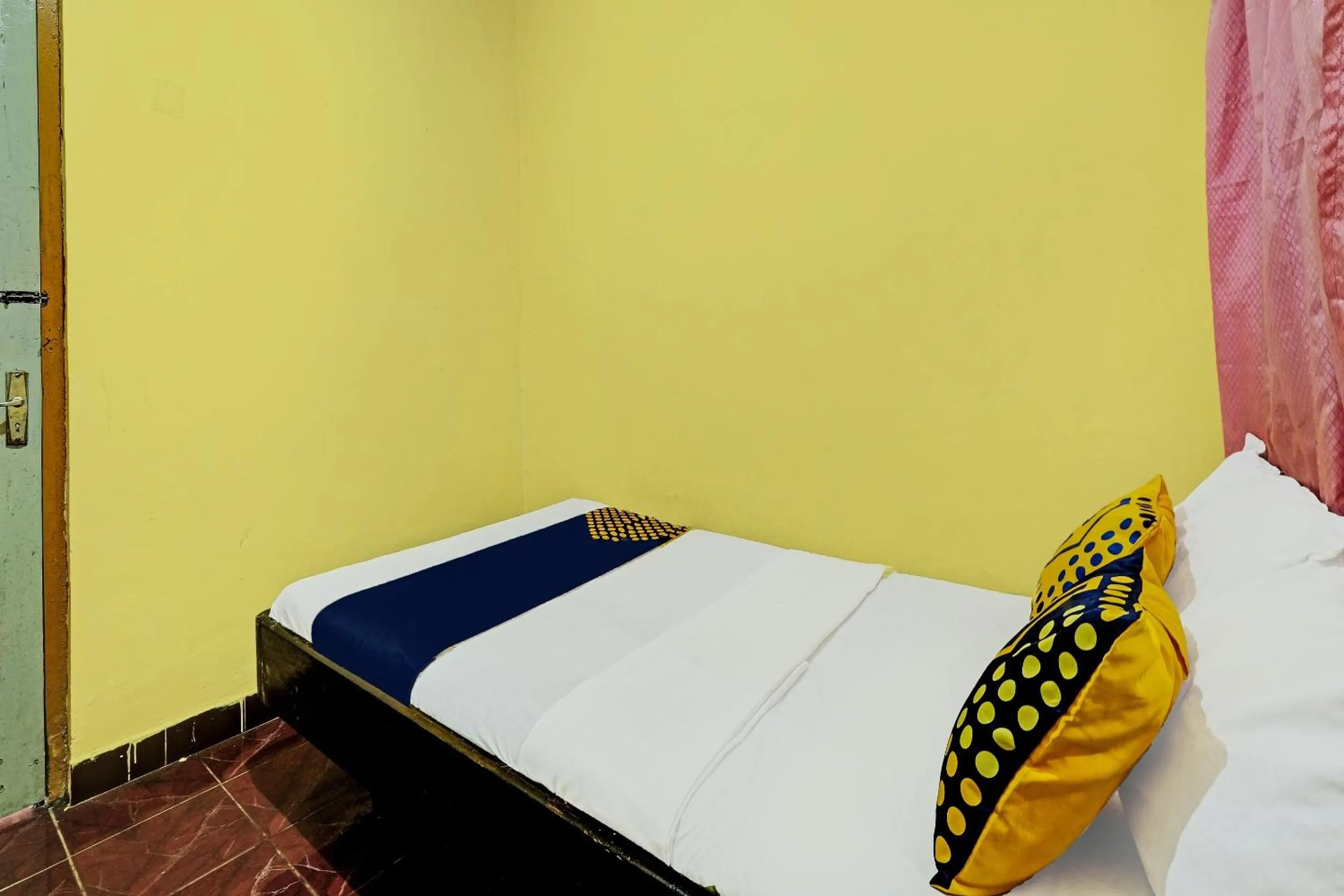 Bedroom in SPOT ON 92414 Hotel Pereng Sari