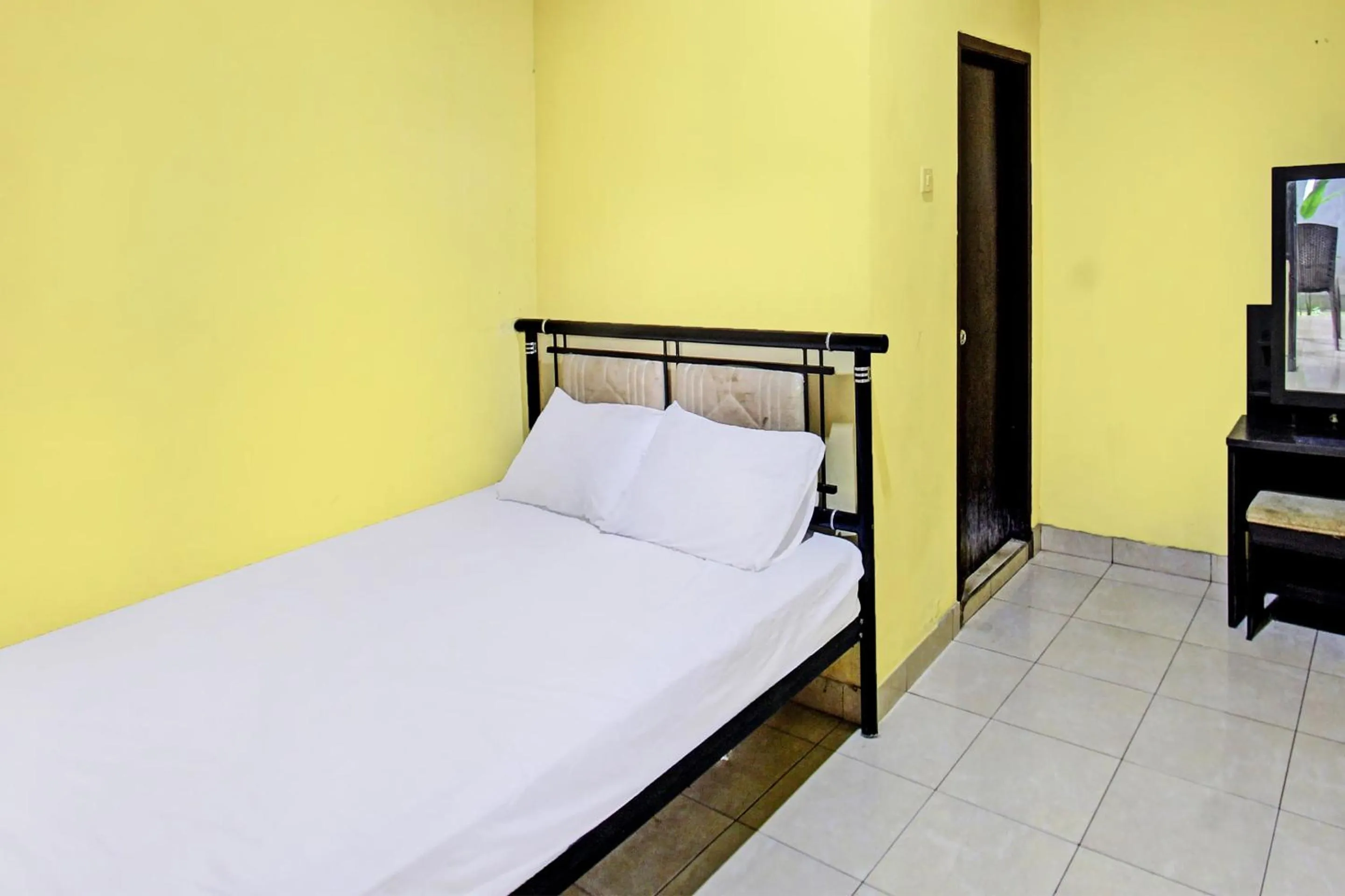 Bedroom, Bed in Hotel O Kos Agi Mataram Near Masjid Hissoh Al-Faham