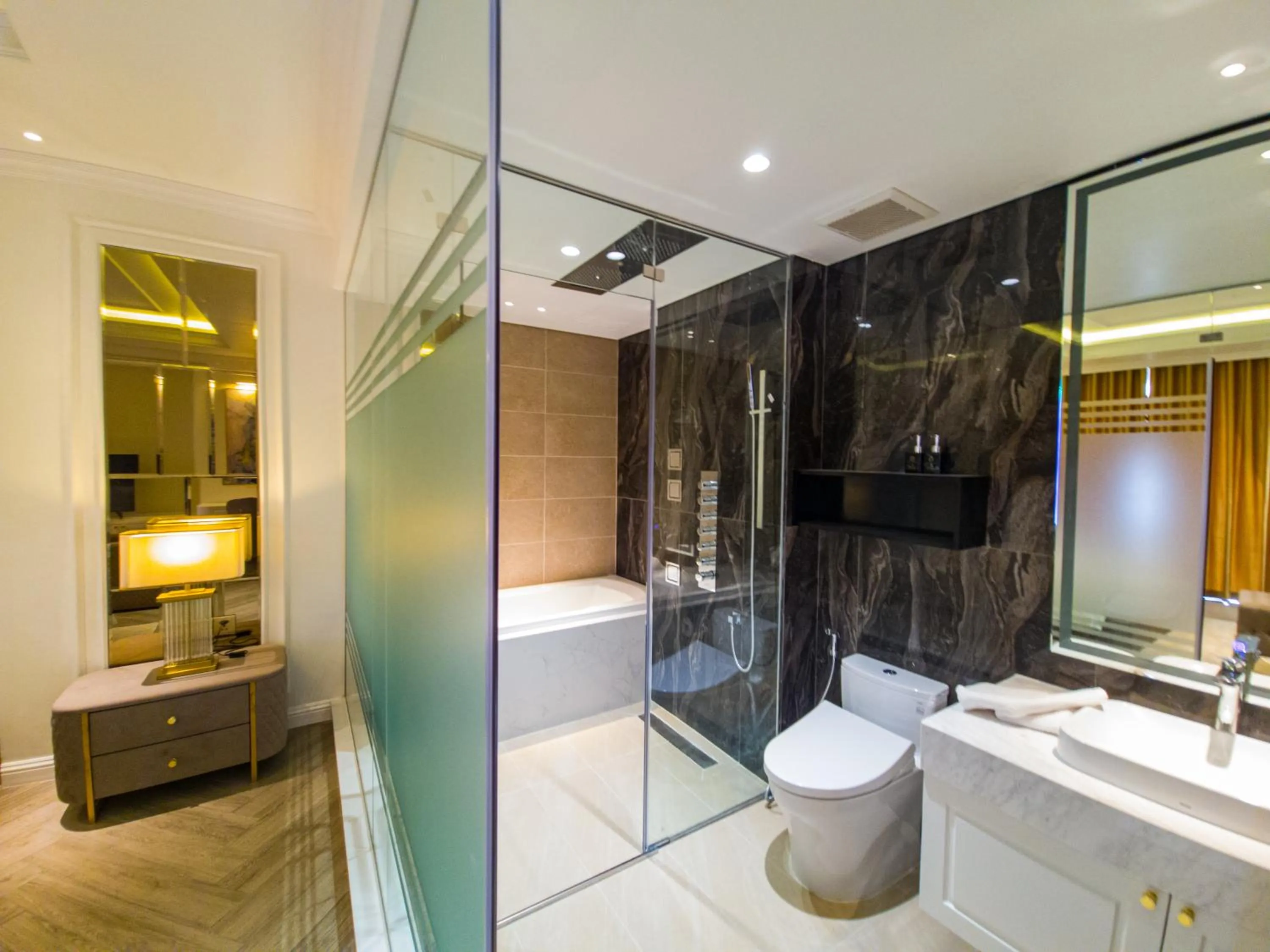 Shower in Phúc Thắng Hotel