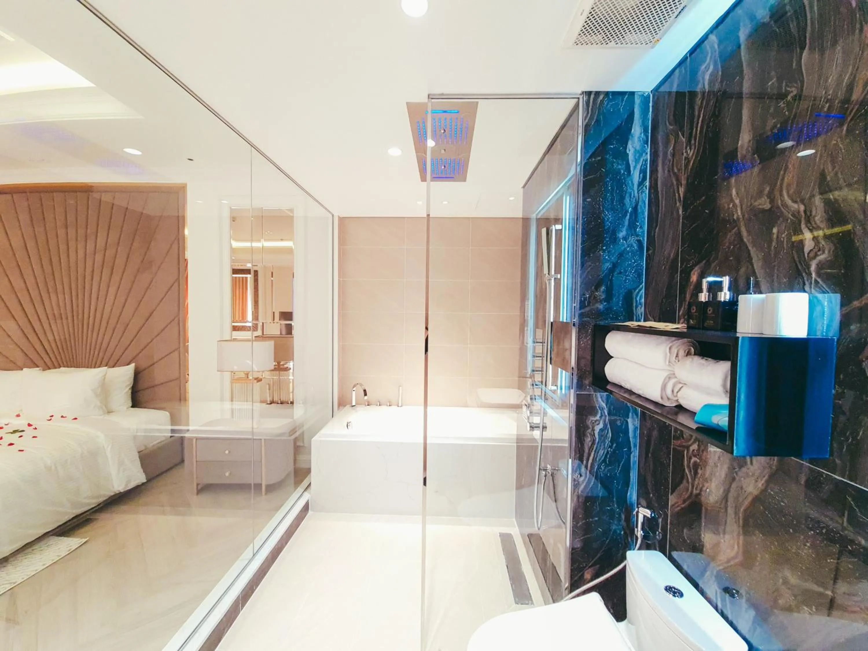 Shower in Phúc Thắng Hotel