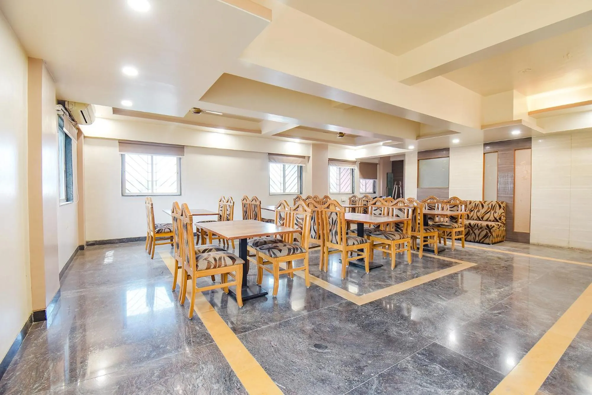 Restaurant/places to eat in FabHotel Shreeyash Residency - Nr Spine City Mall