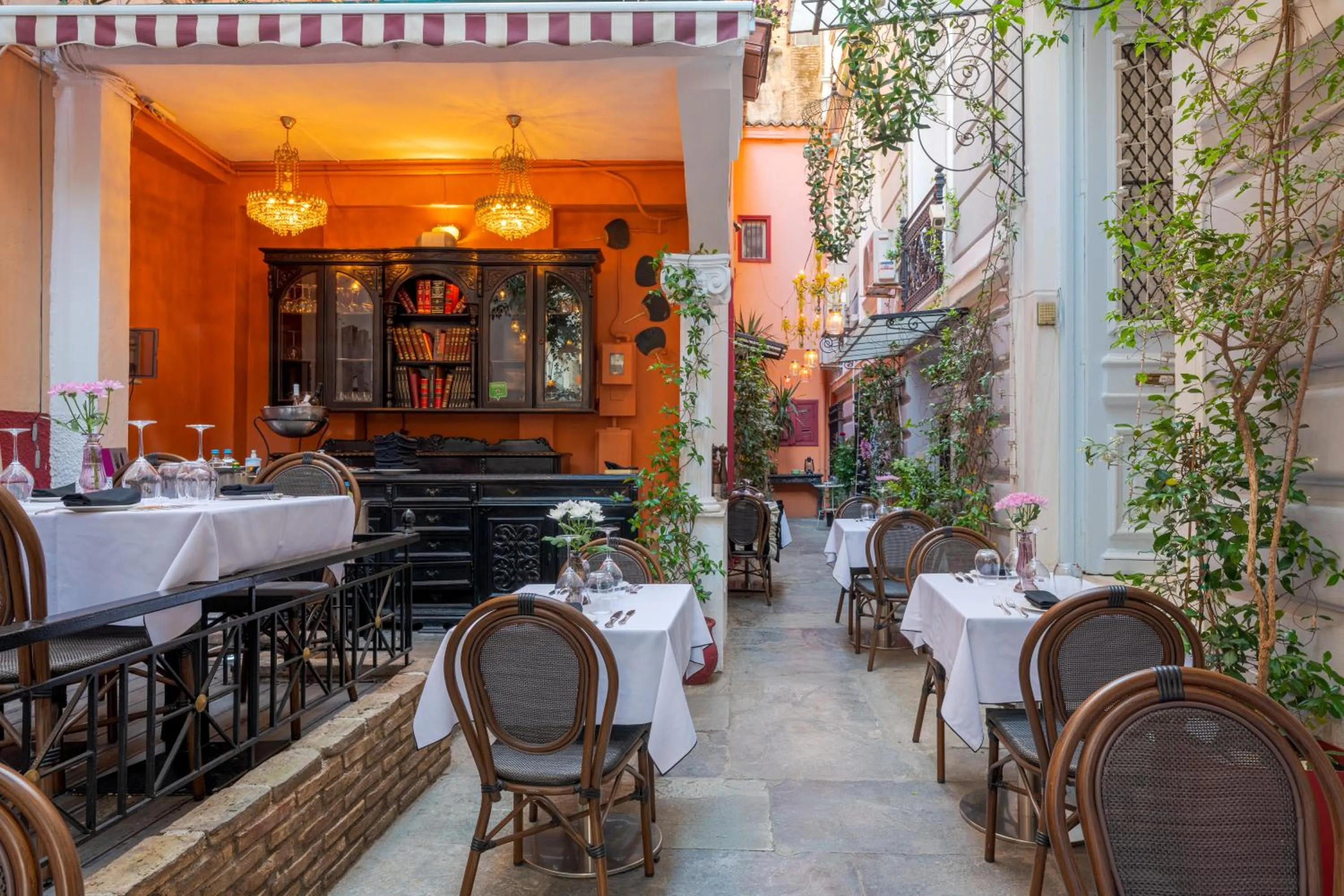 Restaurant/places to eat in 2 Mazi Suites