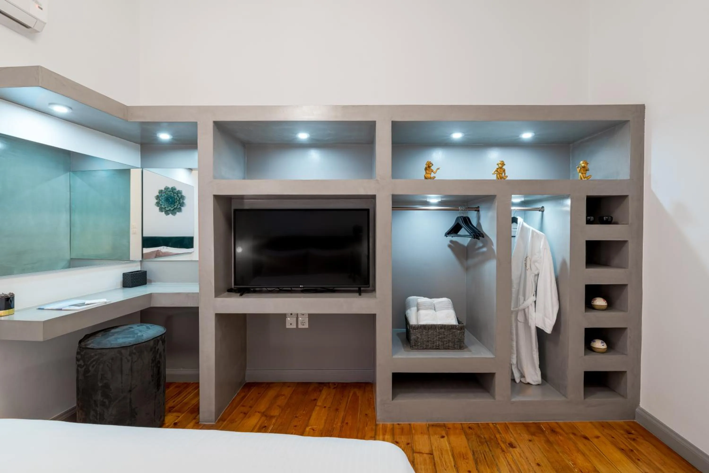 TV and multimedia in 2 Mazi Suites