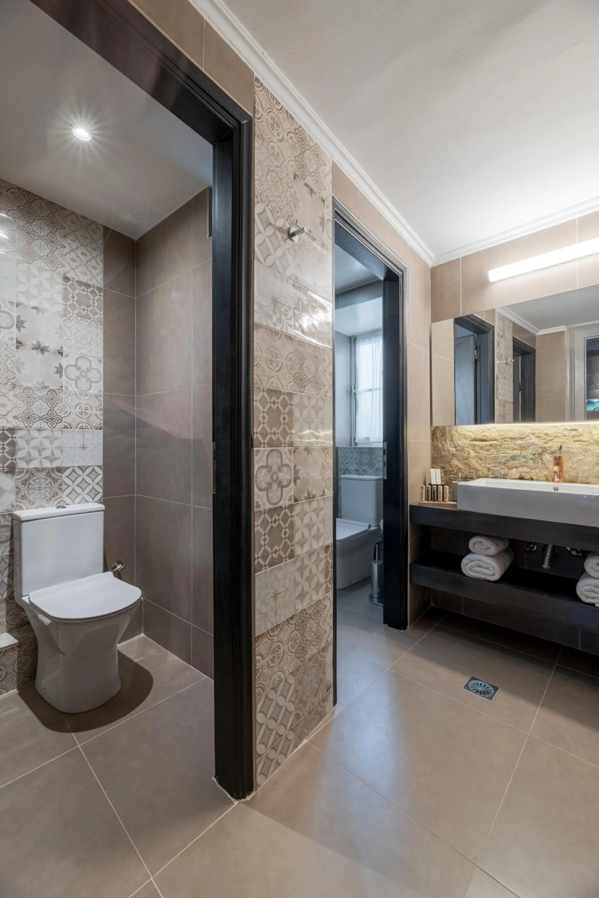 Toilet in 2 Mazi Suites