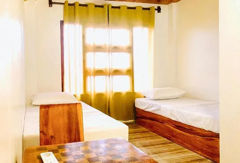 Twin Room in RedDoorz @ Ola Vida Casa Rental Ilocos Sur Twin Room in RedDoorz @ Ola Vida Casa Rental Ilocos Sur
