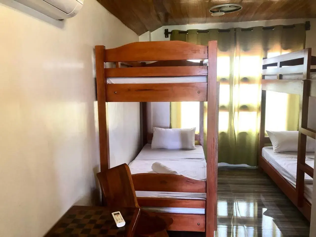 Quadruple Room in RedDoorz @ Ola Vida Casa Rental Ilocos Sur Quadruple Room in RedDoorz @ Ola Vida Casa Rental Ilocos Sur