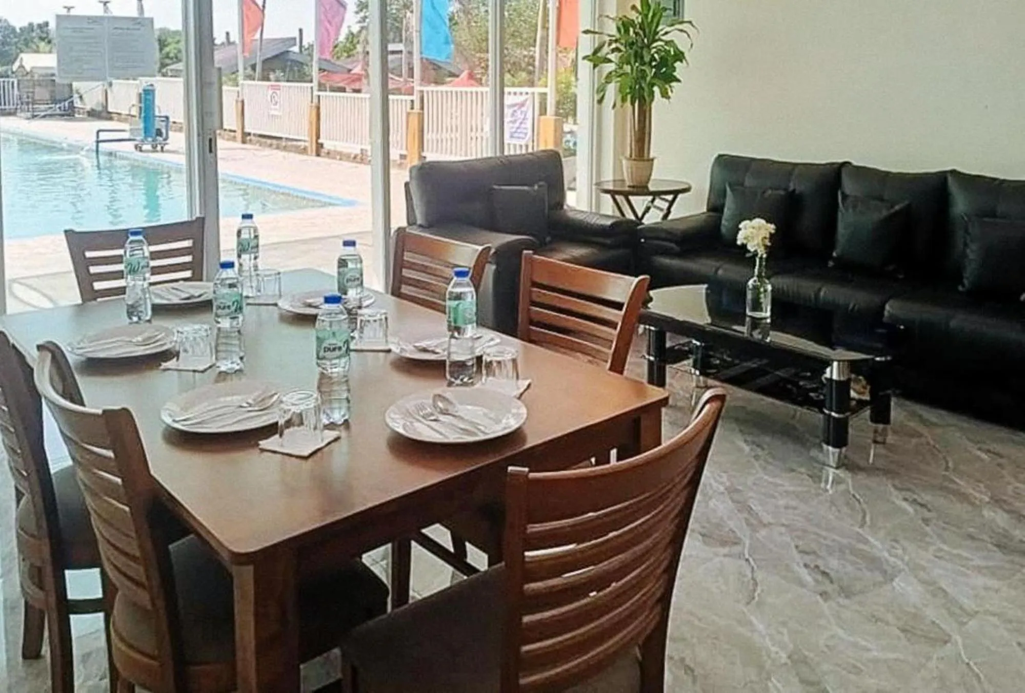 Seating area in RedDoorz @ Ham Jam Inn Resort