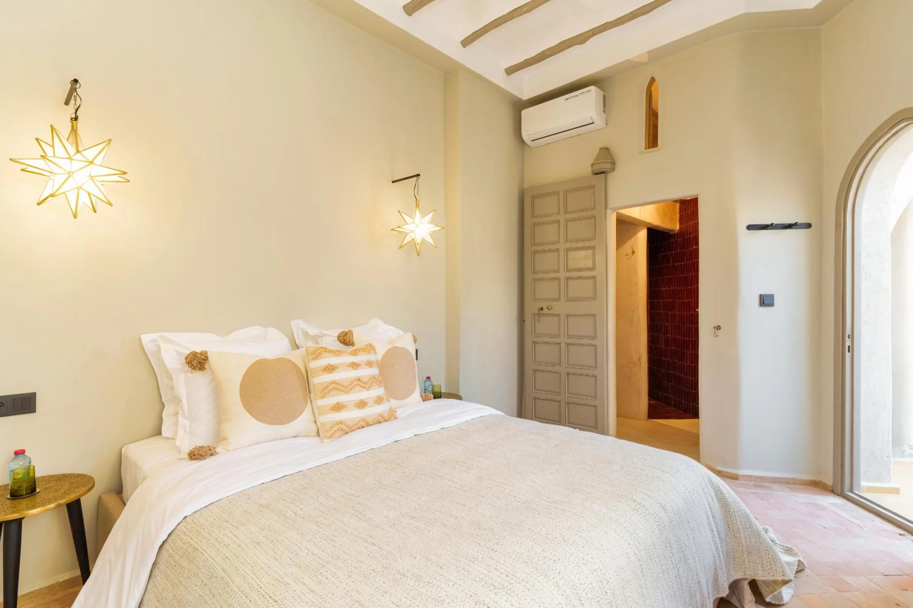 Photo of the whole room, Bed in Riad XO