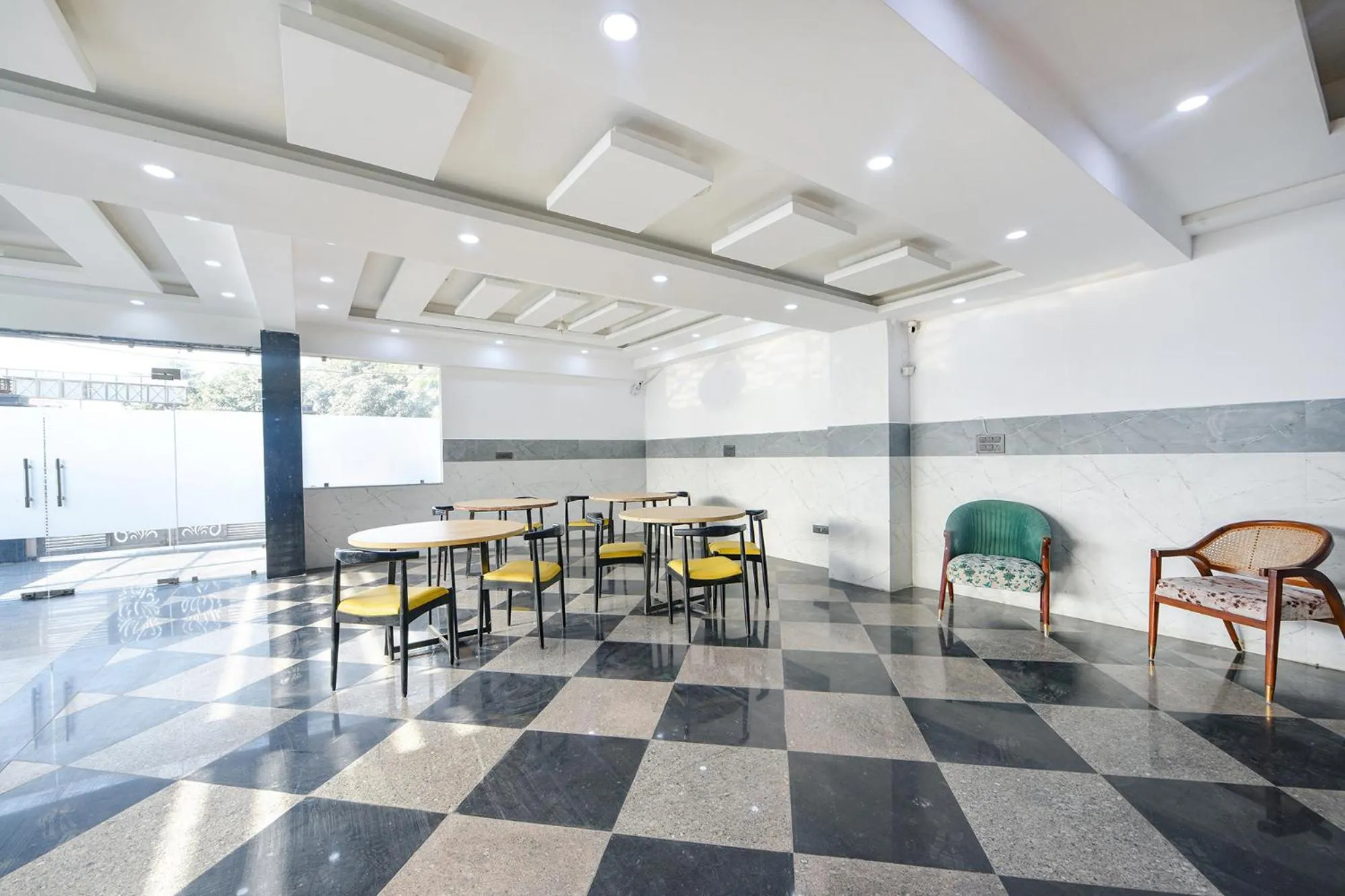 Restaurant/places to eat in FabHotel Vibe