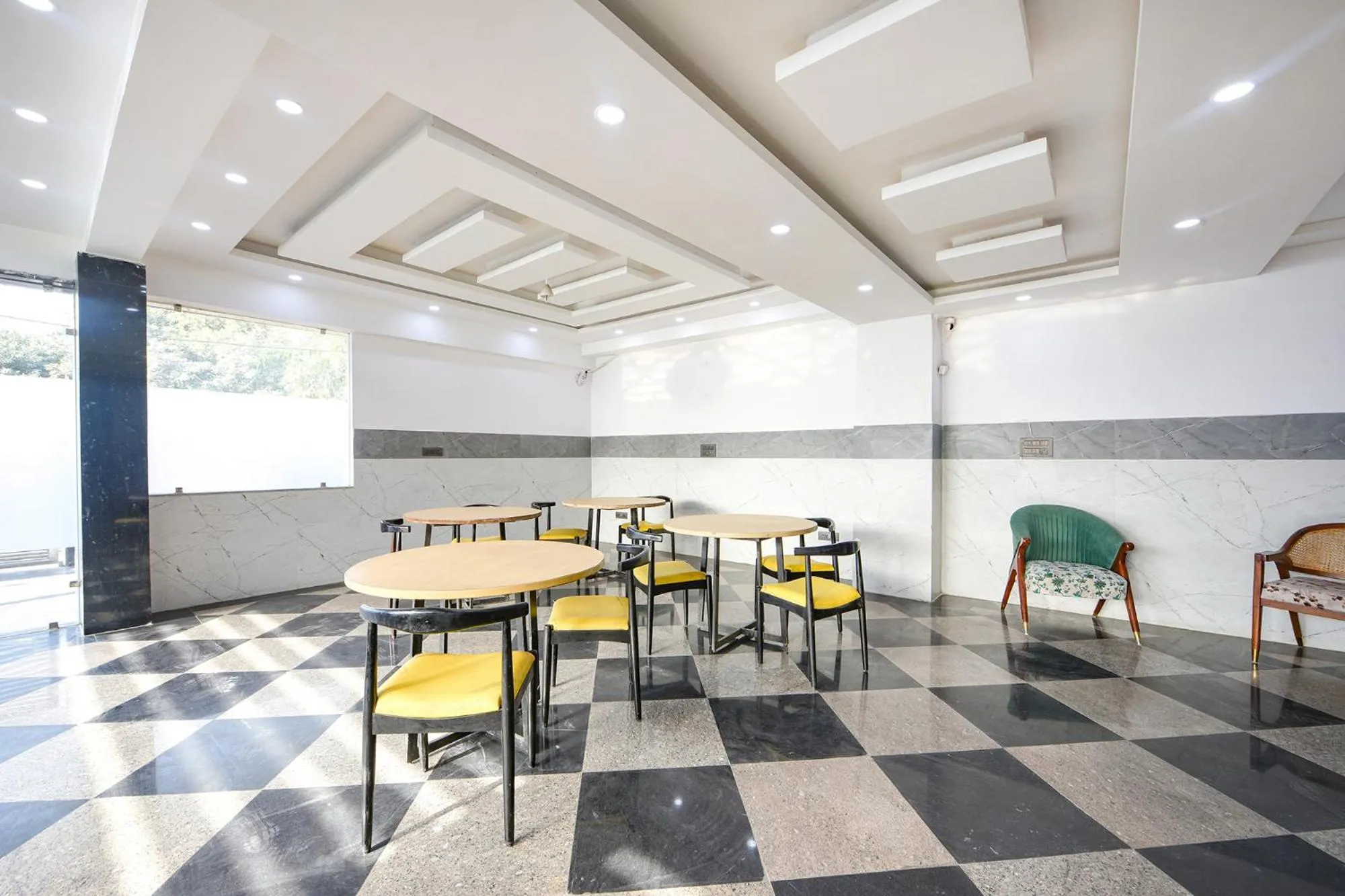 Restaurant/places to eat in FabHotel Vibe