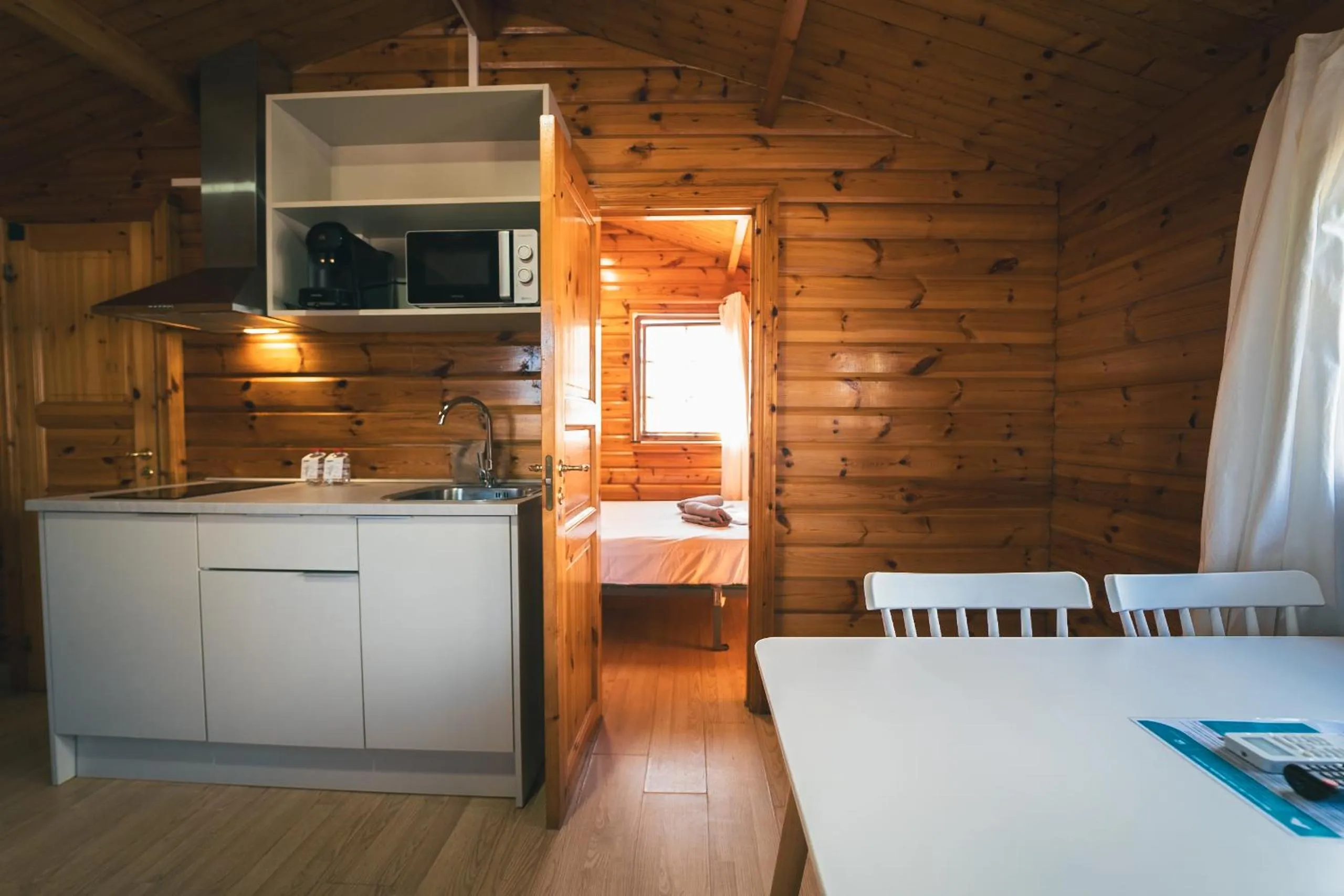 Kitchen or kitchenette, Bed in HolaCamp Chilches