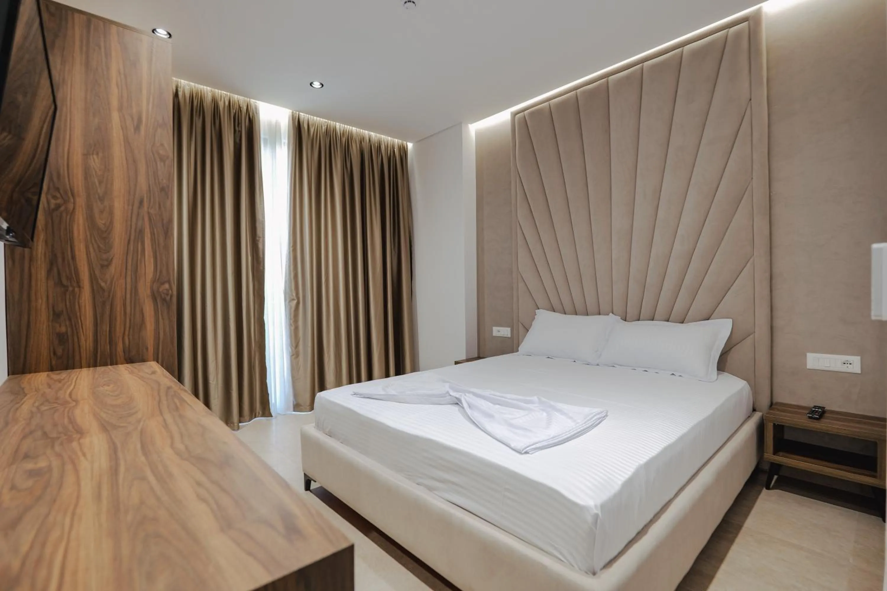 Bed in Sunlight Hotel