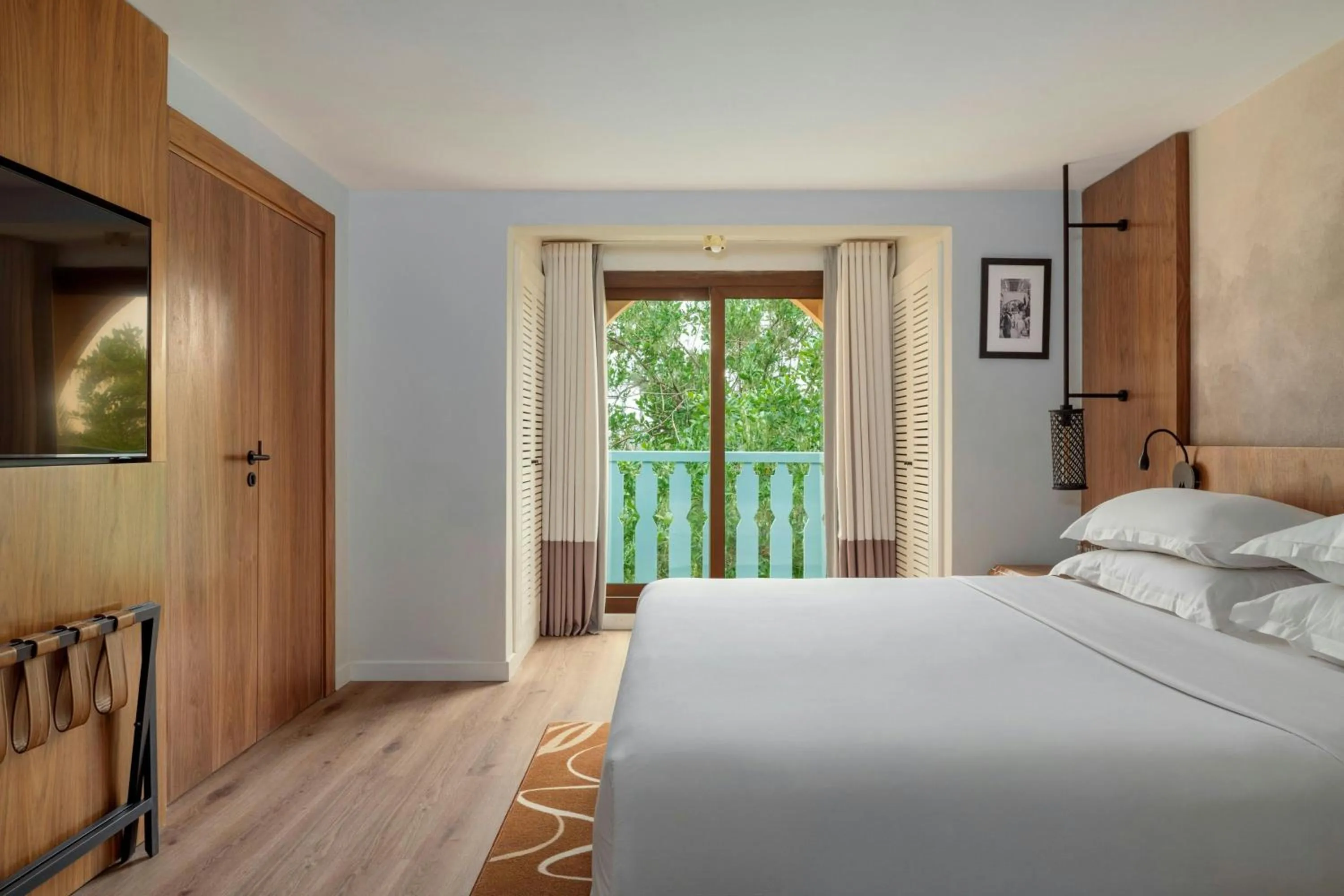 Photo of the whole room, Bed in Le Meridien N'fis