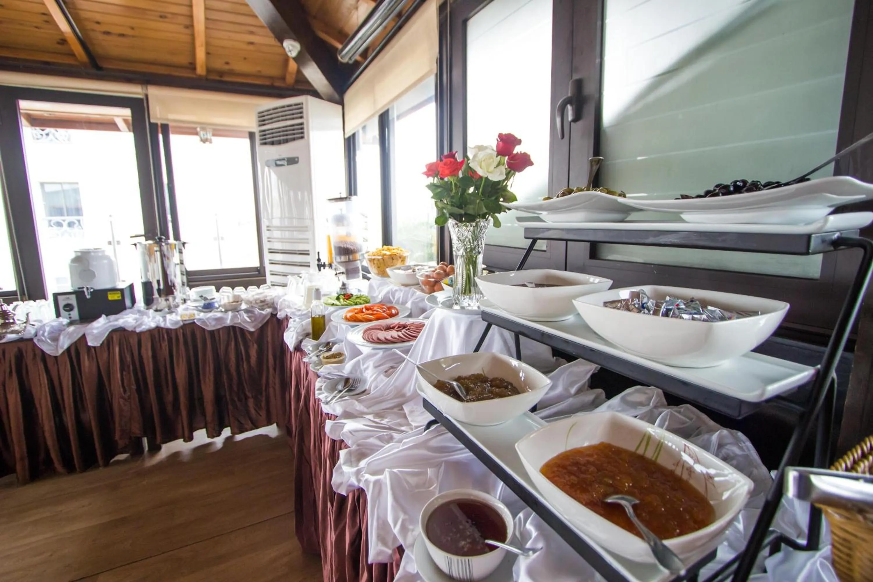 Buffet breakfast in Zahrat Al Jabal