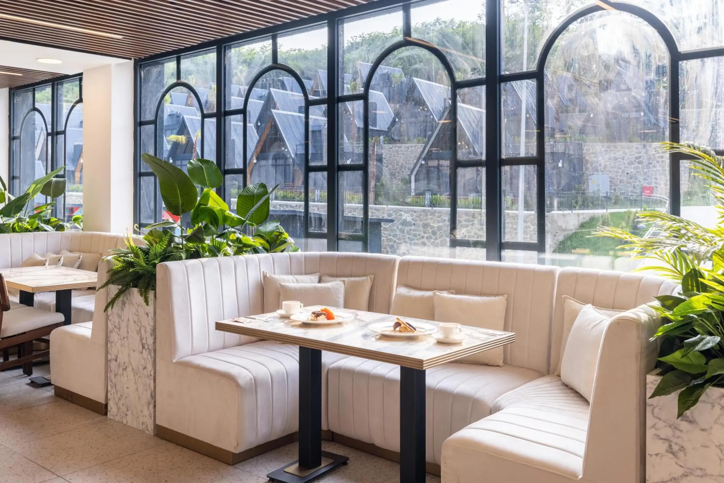 Restaurant/places to eat in Ramada Resort By Wyndham Sapanca Thermal Restaurant/places to eat in Ramada Resort By Wyndham Sapanca Thermal
