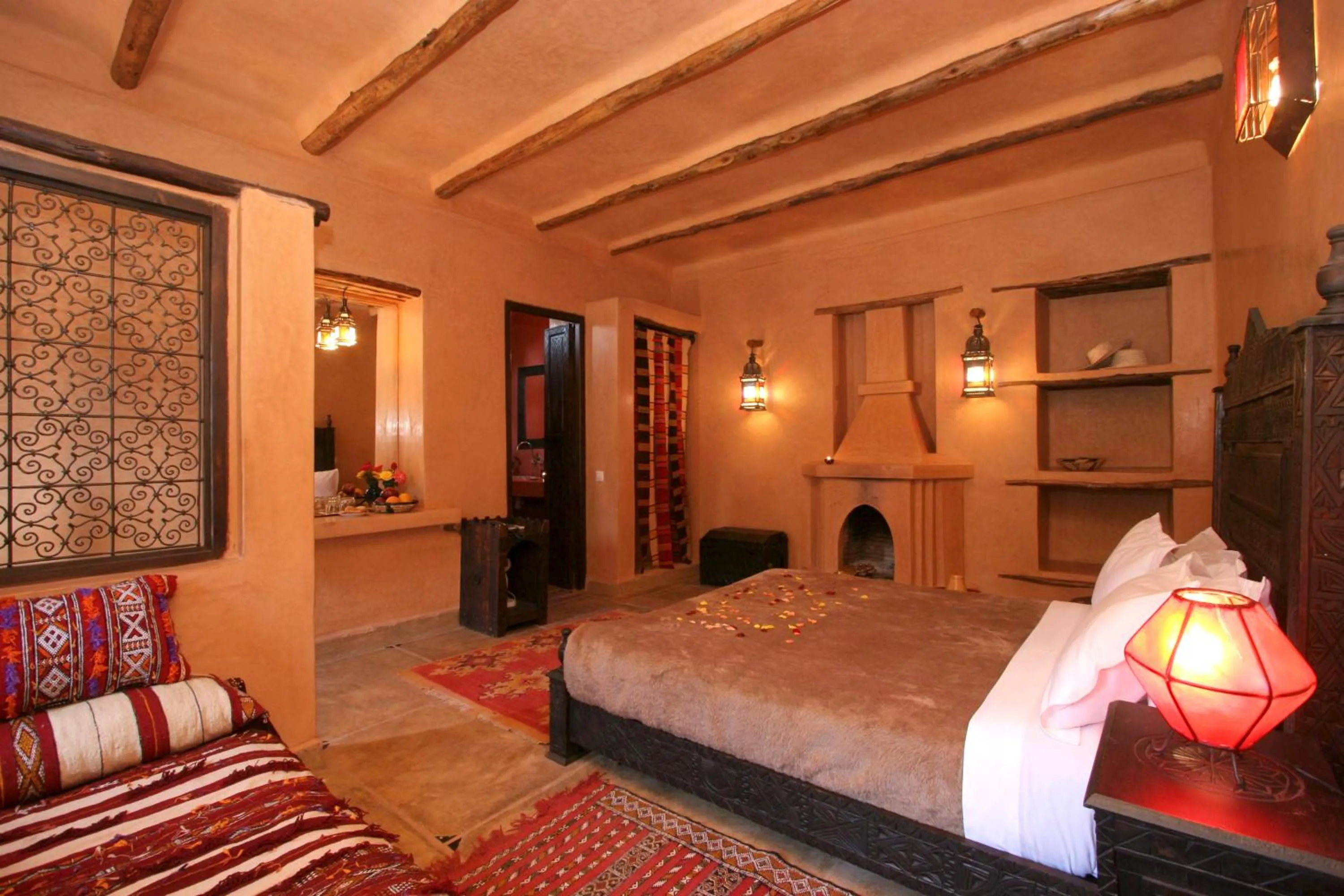 Photo of the whole room, Bed in Jnane Leila