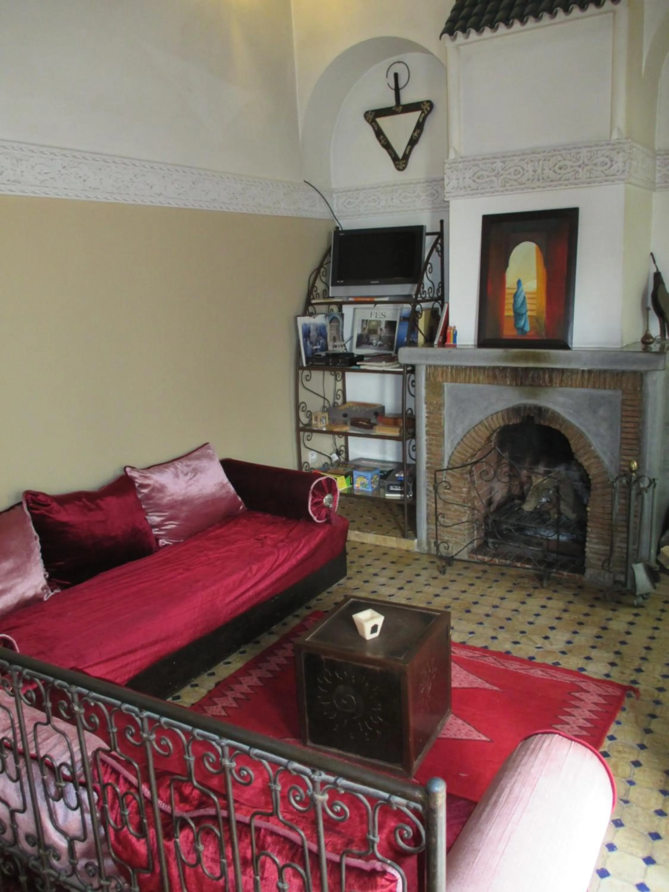 Communal lounge/ TV room, Bed in Riad Attarine