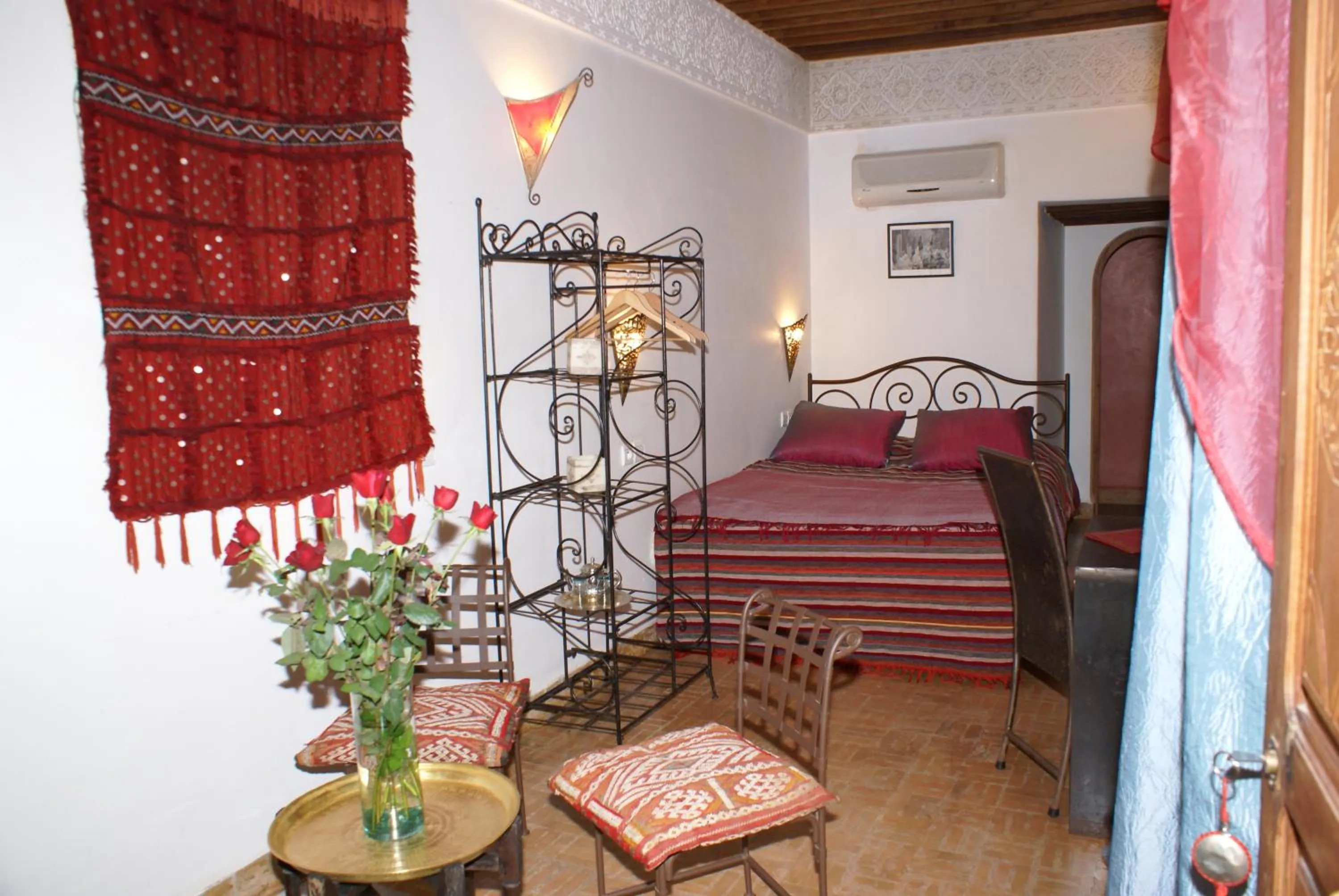 Photo of the whole room, Bed in Riad Attarine