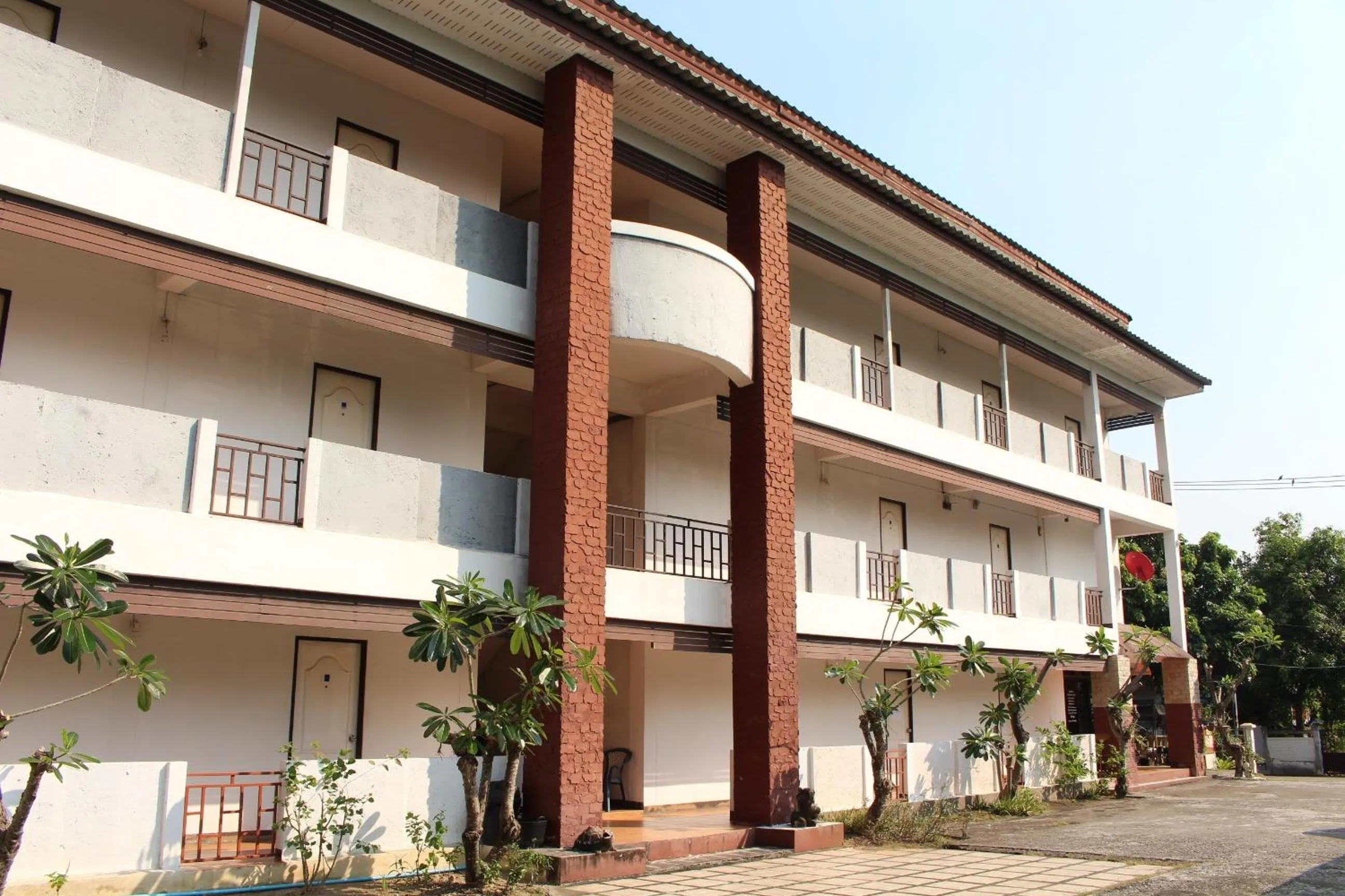 Facade/entrance in OYO 75420 Howto Hotel