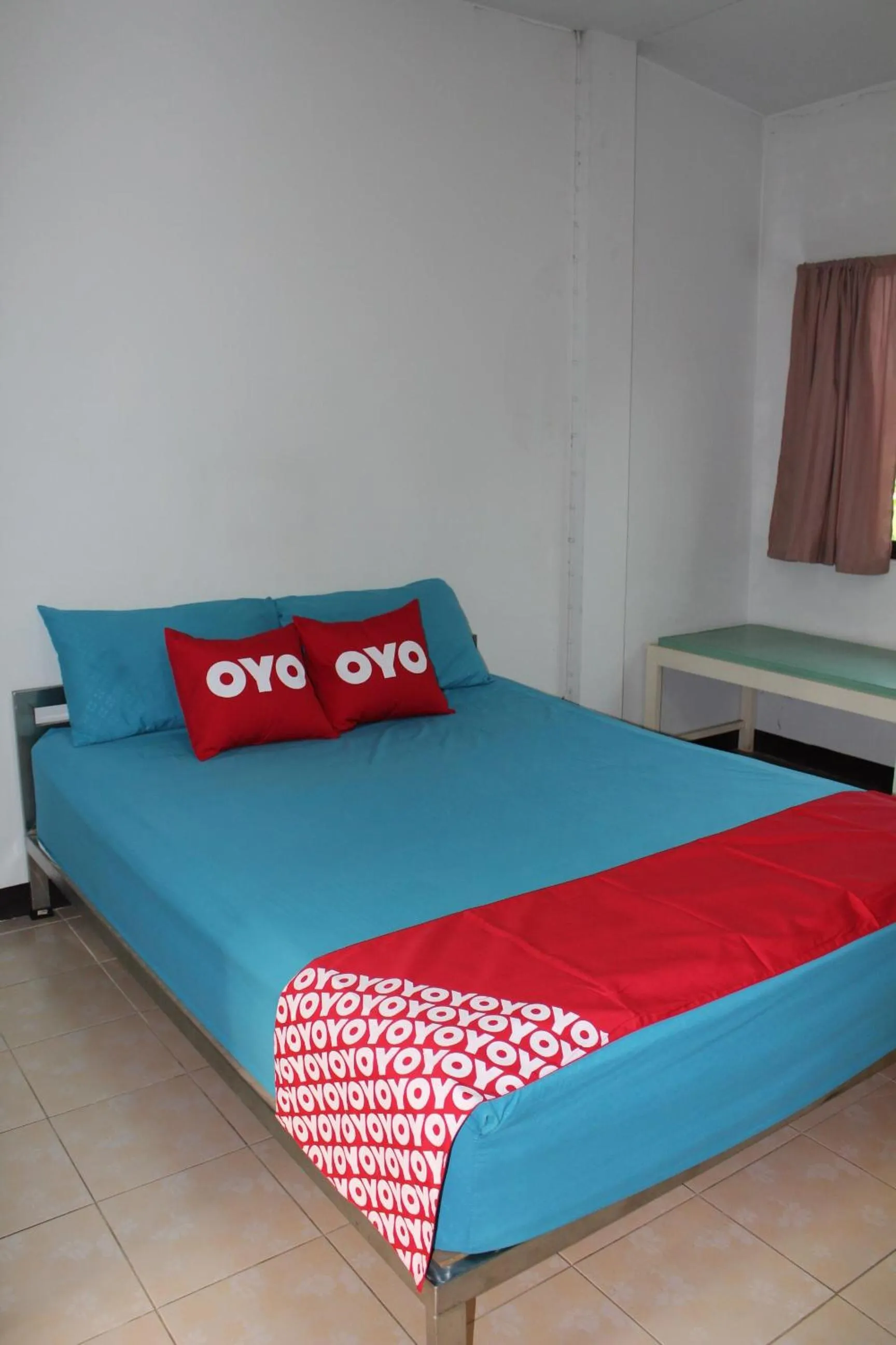 Bedroom, Bed in OYO 75420 Howto Hotel