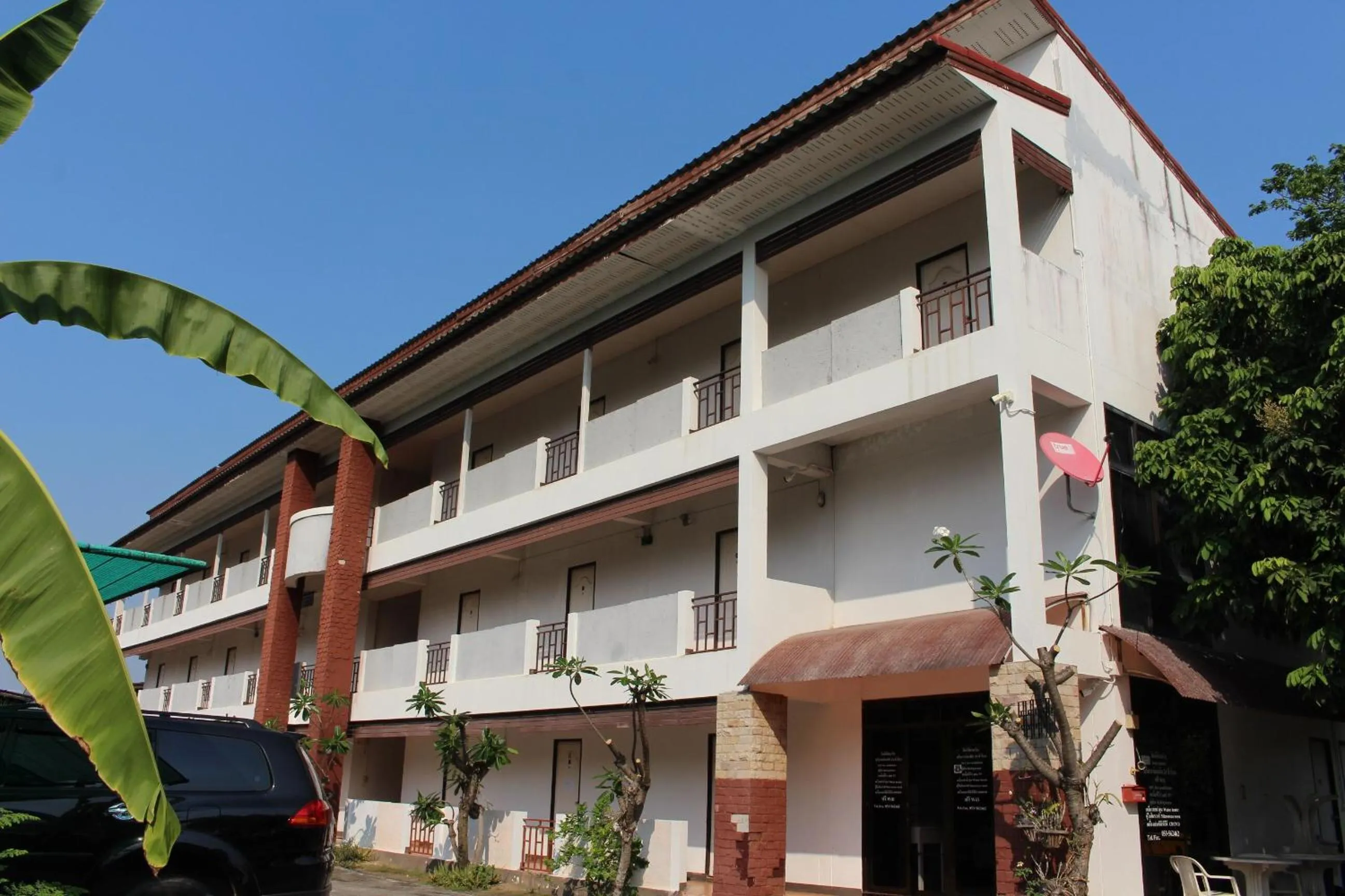 Facade/entrance in OYO 75420 Howto Hotel